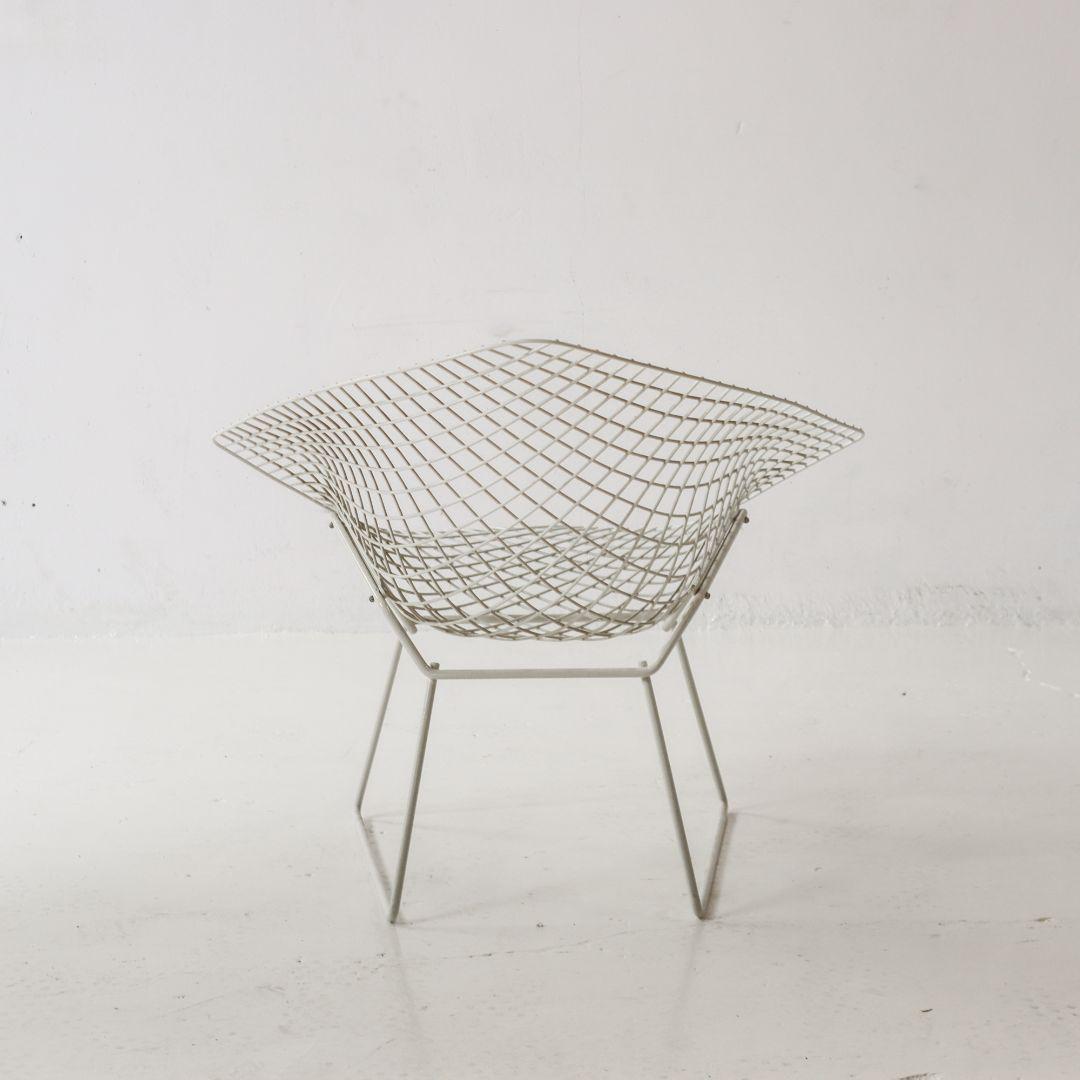 Classic Diamond wire armchair by Harry Bertoia for Knoll. Designed in 1952. This version was produced in the 1970s. The white frame is in good vintage condition, with slight signs of use.
