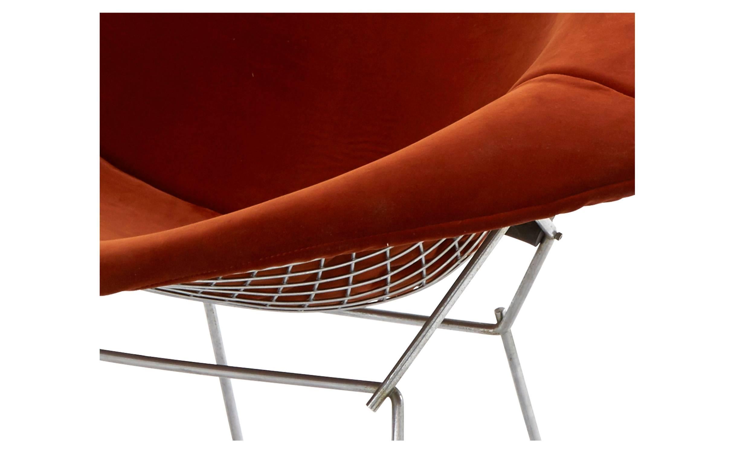 • Designed by Harry Bertoia for the Knoll Company
• Stainless steel frame reupholstered in rust velvet
• 20th century, American

Dimensions:
• Overall: 31