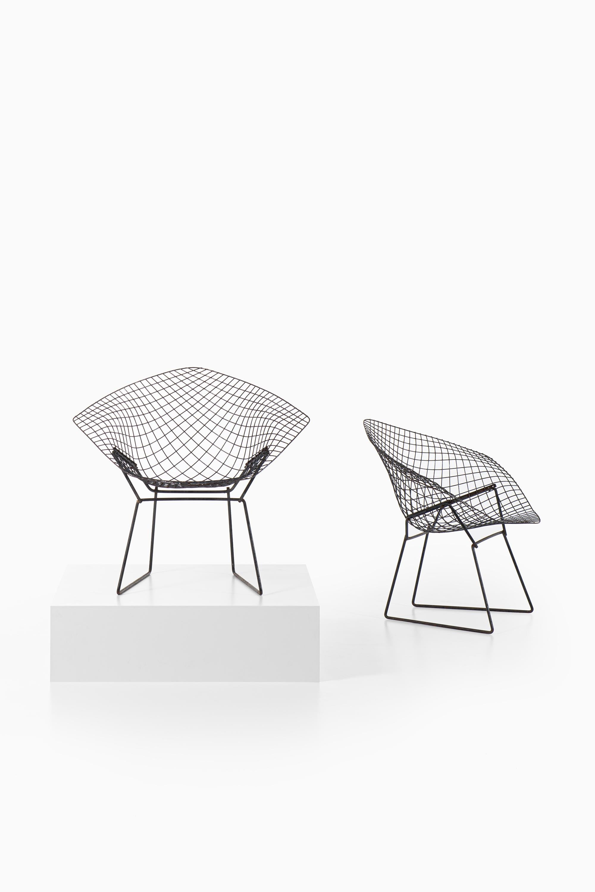 Pair of diamond easy chairs designed by Harry Bertoia. Produced by Knoll in America.