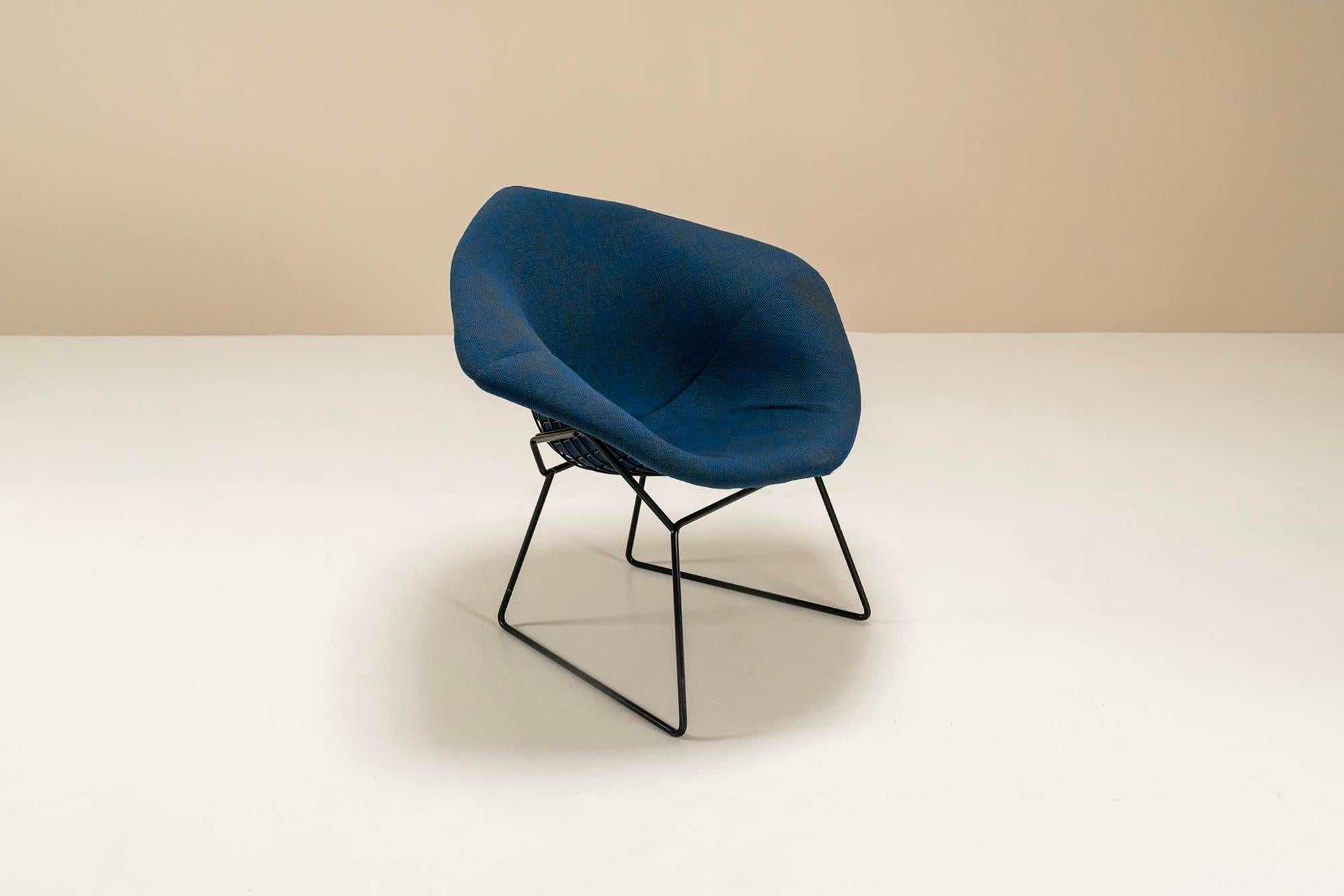 Ein Diamant-Sessel von Harry Bertoia für Knoll mit Kvadrat-Stoff aus den USA. Dieser Stuhl wurde wahrscheinlich in den 1980er Jahren hergestellt und hat ein schwarzes Gestell mit einer vollständig bezogenen Sitzfläche mit blauem Mischgewebe. Der