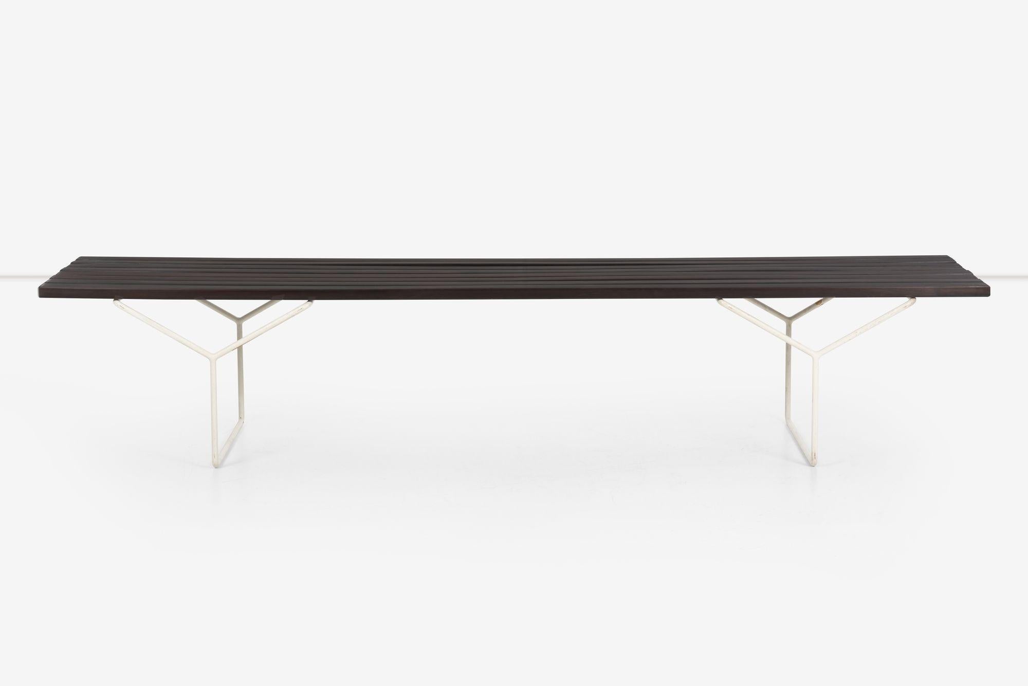 Primer banco Harry Bertoia de listones de palisandro macizo de 1951, primer año de producción, base original pintada de blanco, acabado al óleo.
Conserva una etiqueta antigua en la parte inferior [Knoll Associates Inc.]
Comprado a un antiguo