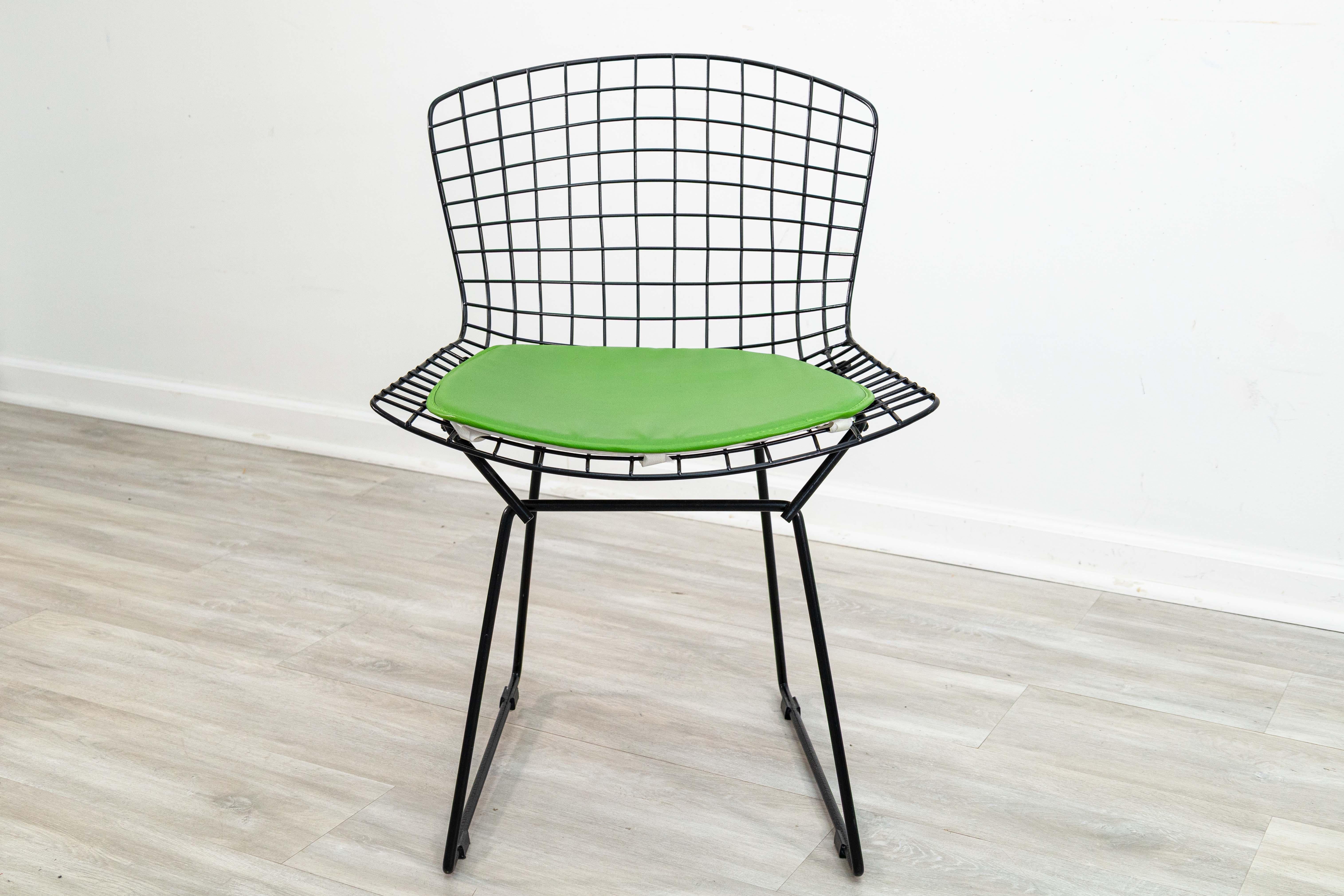 Chaise d'appoint de Harry Bertoia pour Harris. Une belle chaise d'appoint classique du milieu du siècle dernier. La chaise d'appoint Bertoia présente un design filaire moderne en aluminium et un petit coussin d'assise rembourré. Cette pièce est