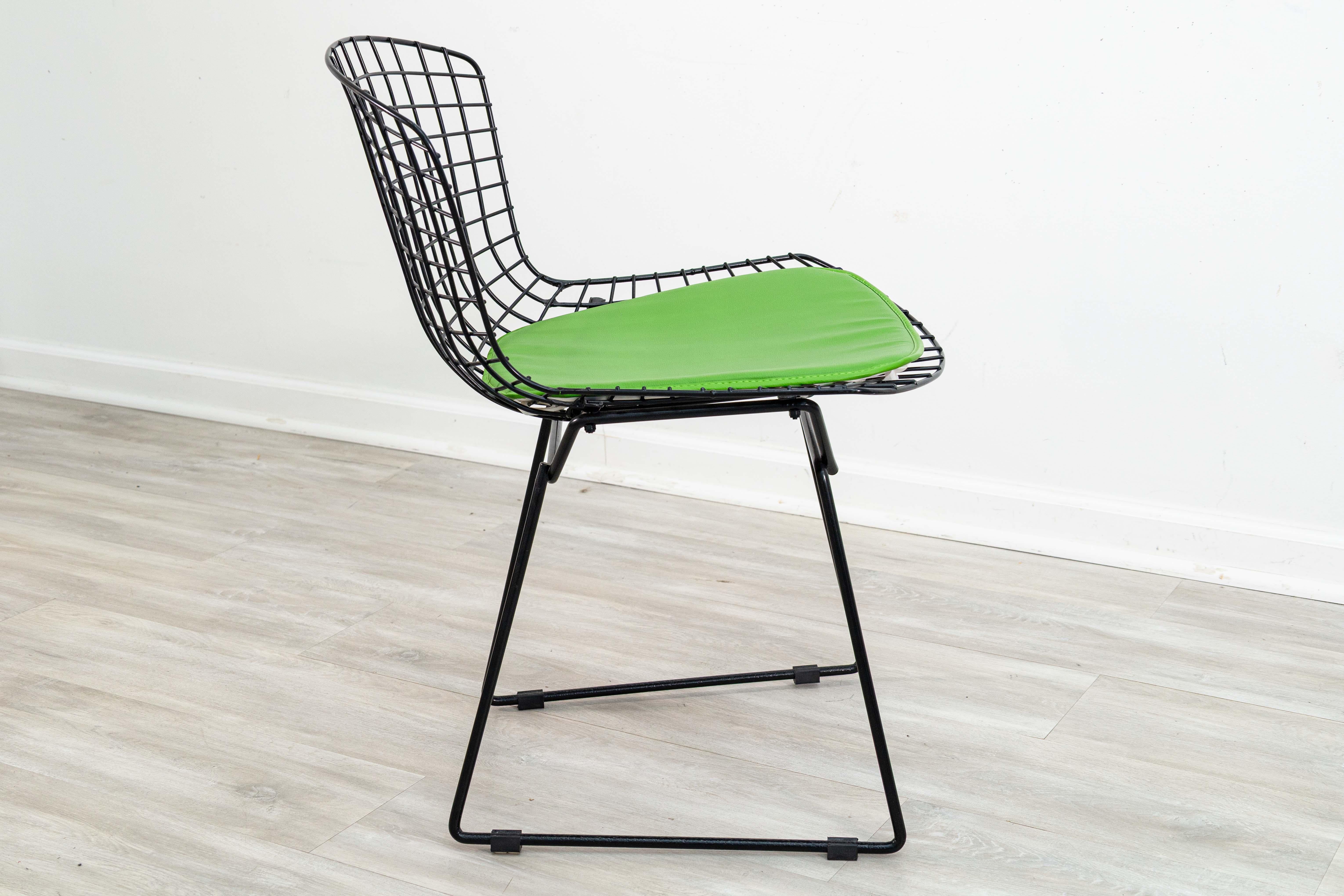 Mid-Century Modern Harry Bertoia for Knoll Accent Side Chair Black Wireframe with Green Cushion (Chaise d'appoint en fil de fer noire avec coussin vert) en vente