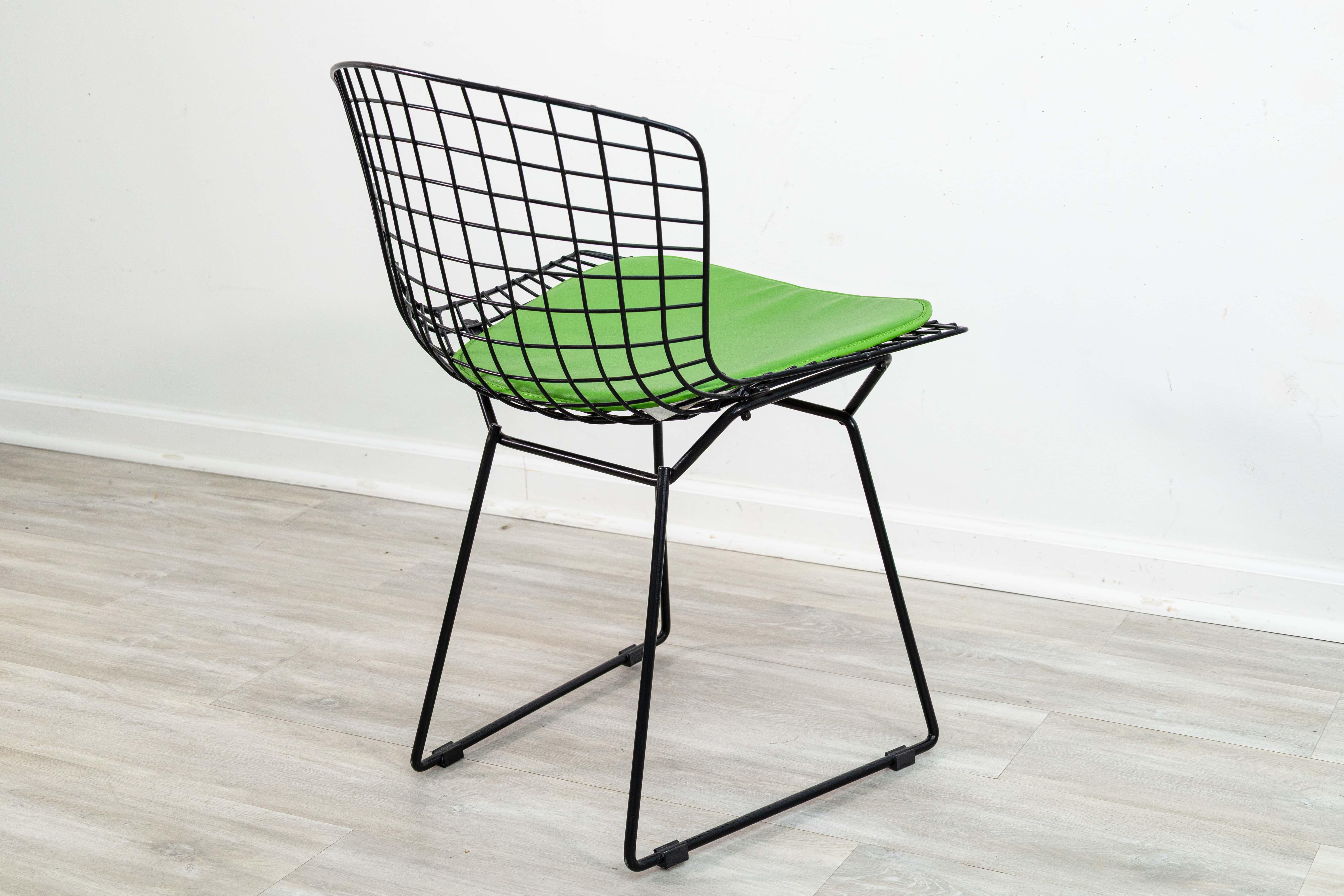 Américain Harry Bertoia for Knoll Accent Side Chair Black Wireframe with Green Cushion (Chaise d'appoint en fil de fer noire avec coussin vert) en vente