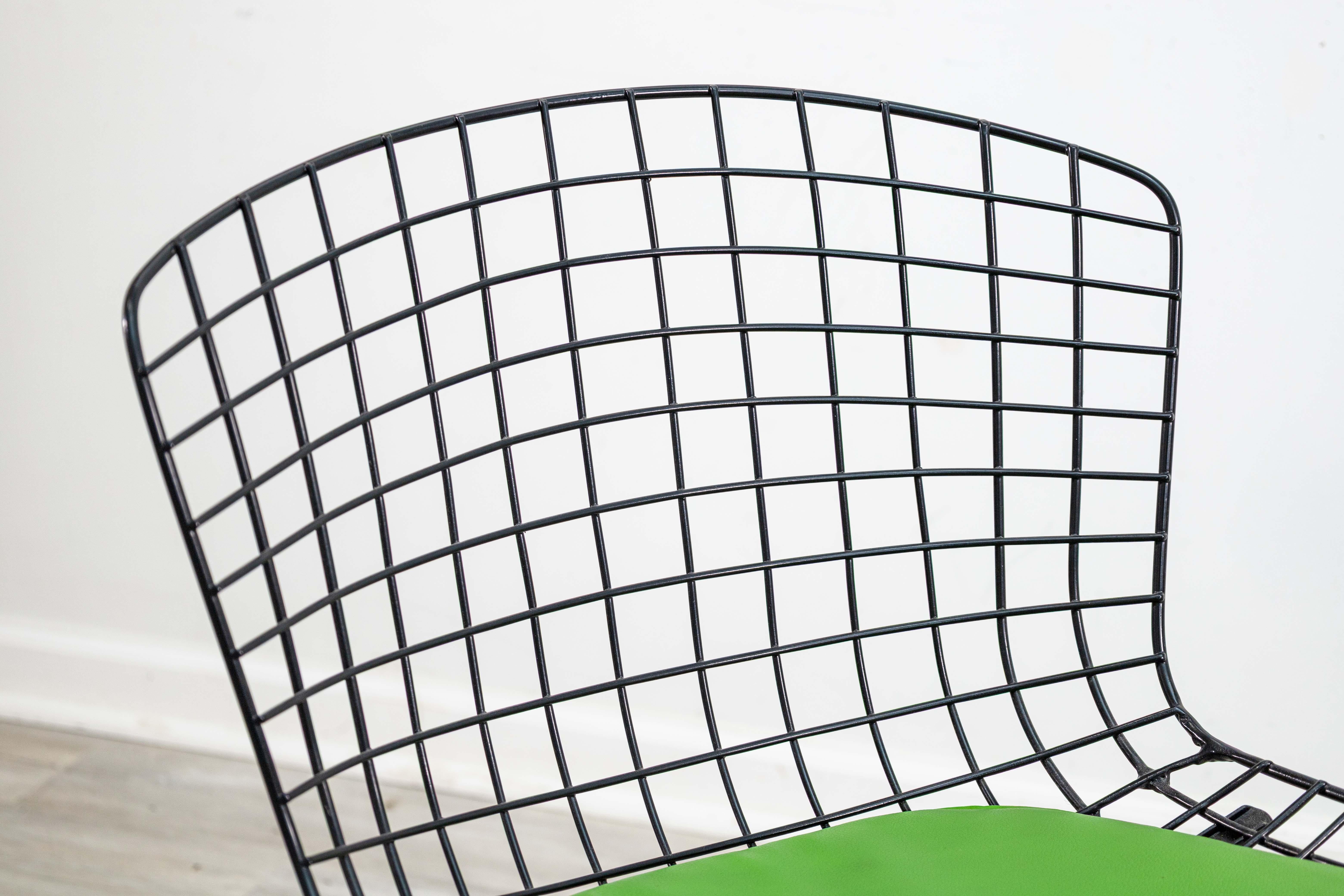 Harry Bertoia for Knoll Accent Side Chair Black Wireframe with Green Cushion (Chaise d'appoint en fil de fer noire avec coussin vert) Bon état - En vente à Keego Harbor, MI