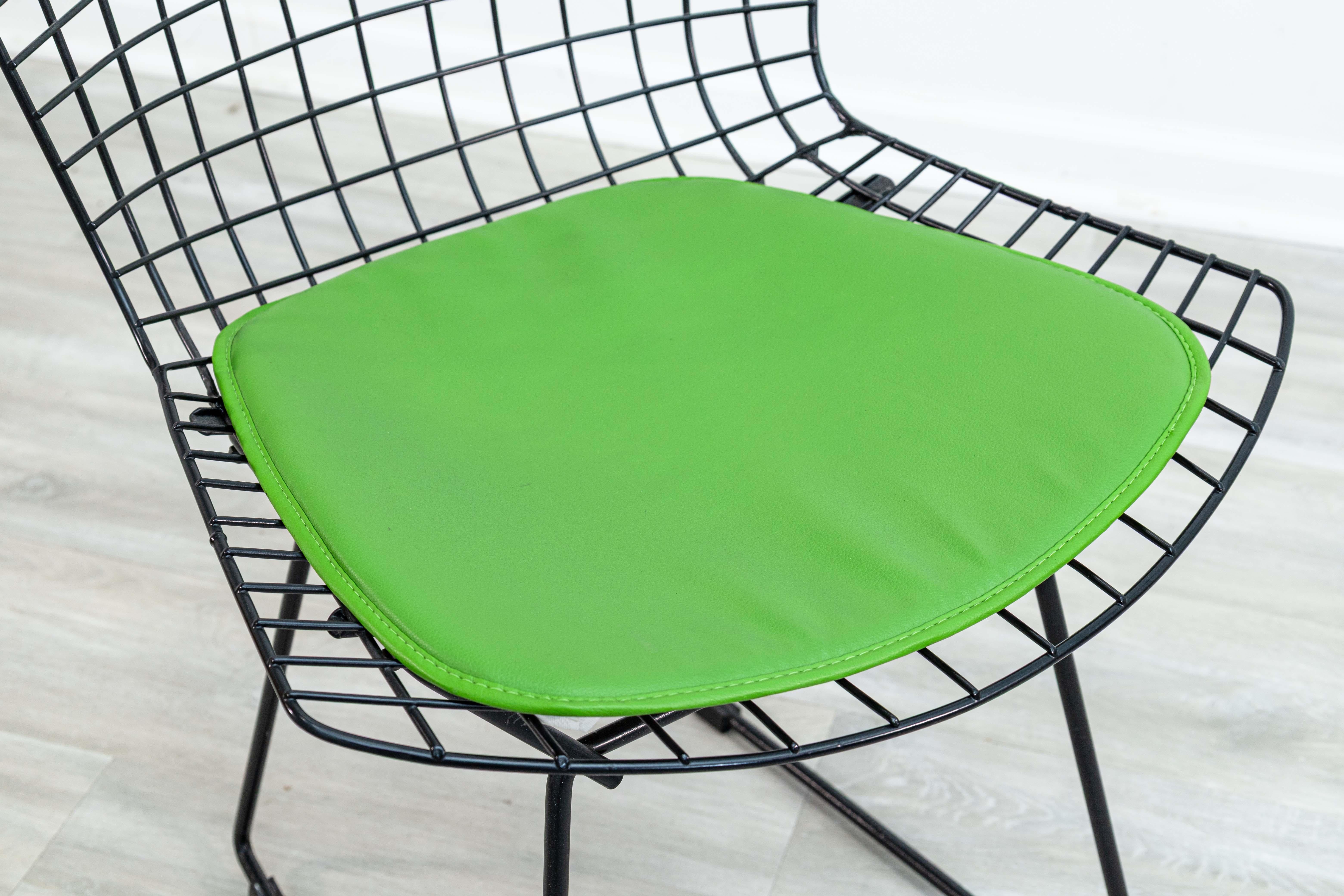 20ième siècle Harry Bertoia for Knoll Accent Side Chair Black Wireframe with Green Cushion (Chaise d'appoint en fil de fer noire avec coussin vert) en vente