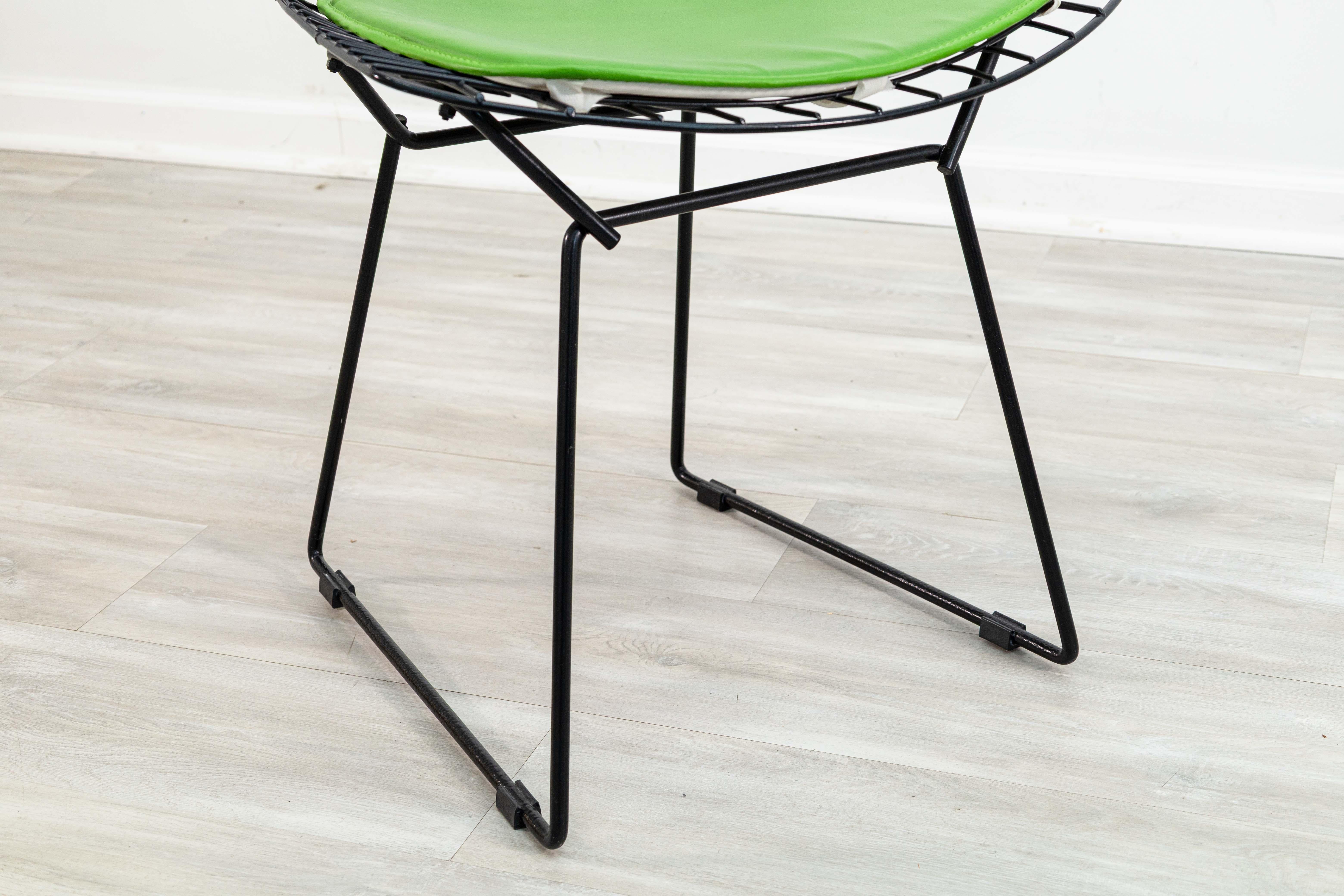 Aluminium Harry Bertoia for Knoll Accent Side Chair Black Wireframe with Green Cushion (Chaise d'appoint en fil de fer noire avec coussin vert) en vente