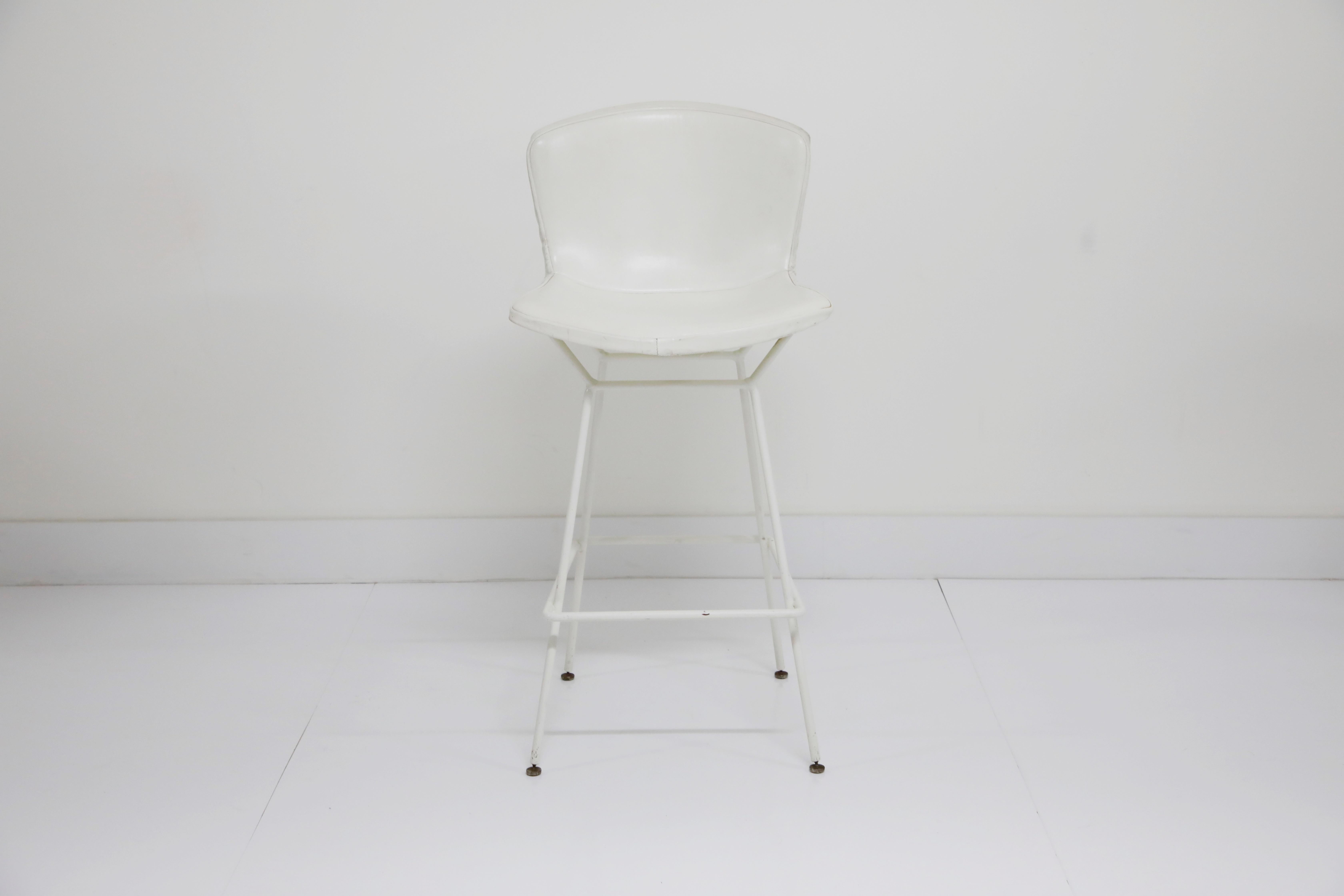 This early production and all original Harry Bertoia for Knoll Associates Molded Shell Bar Height (Model 428-C) Barstool is a first generation production from the mid/late 1950s to early 1960s and constructed of welded steel rods that make up the