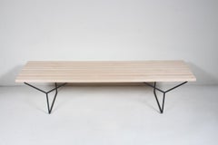 Harry Bertoia per Knoll: panca / tavolino in betulla e ferro nero