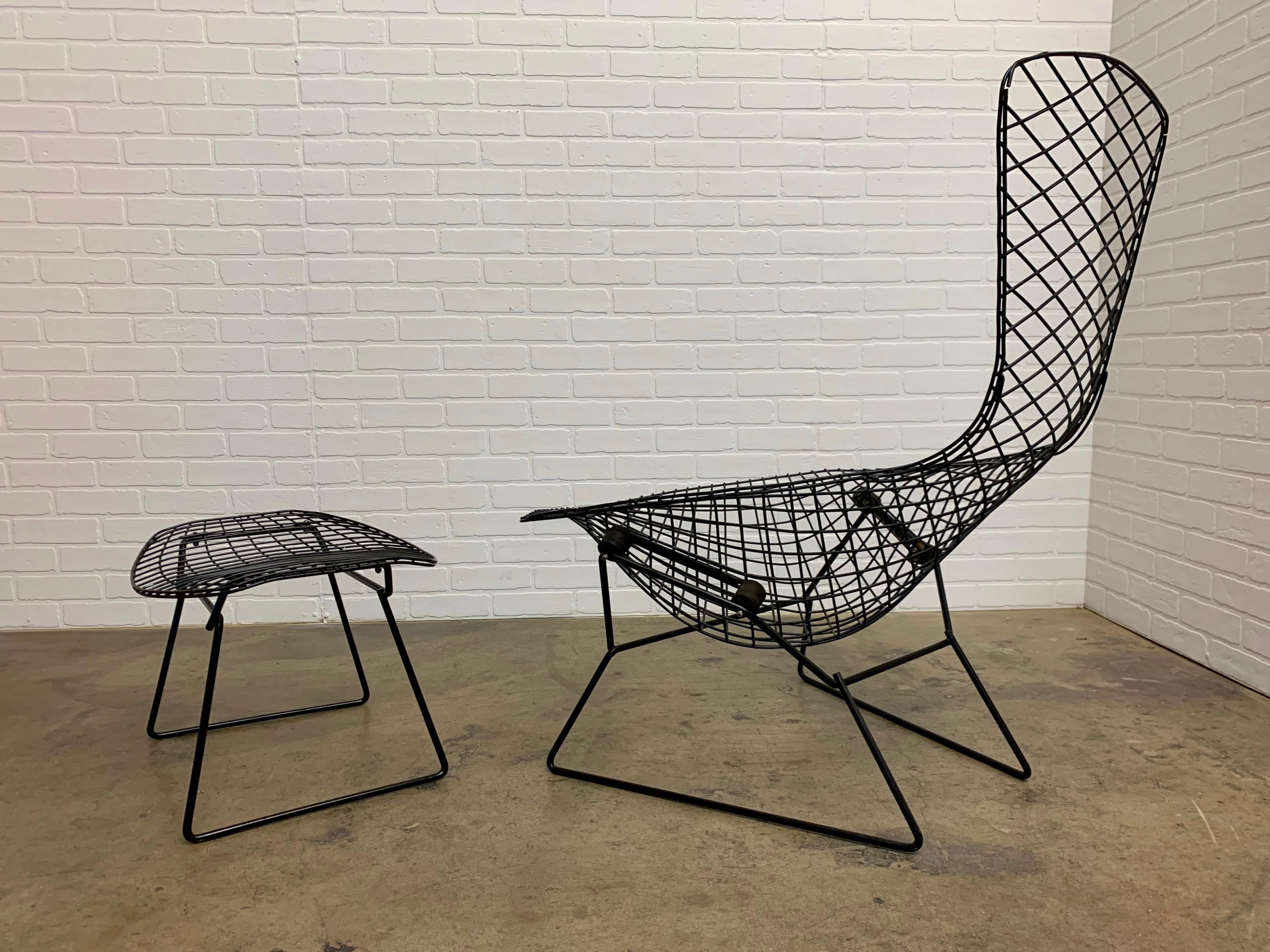 Iconic bird chair and ottoman in a black finish. We have the pad for both pieces in purple the foam is in decay and needs to be replaced.
Original Knoll label.
  