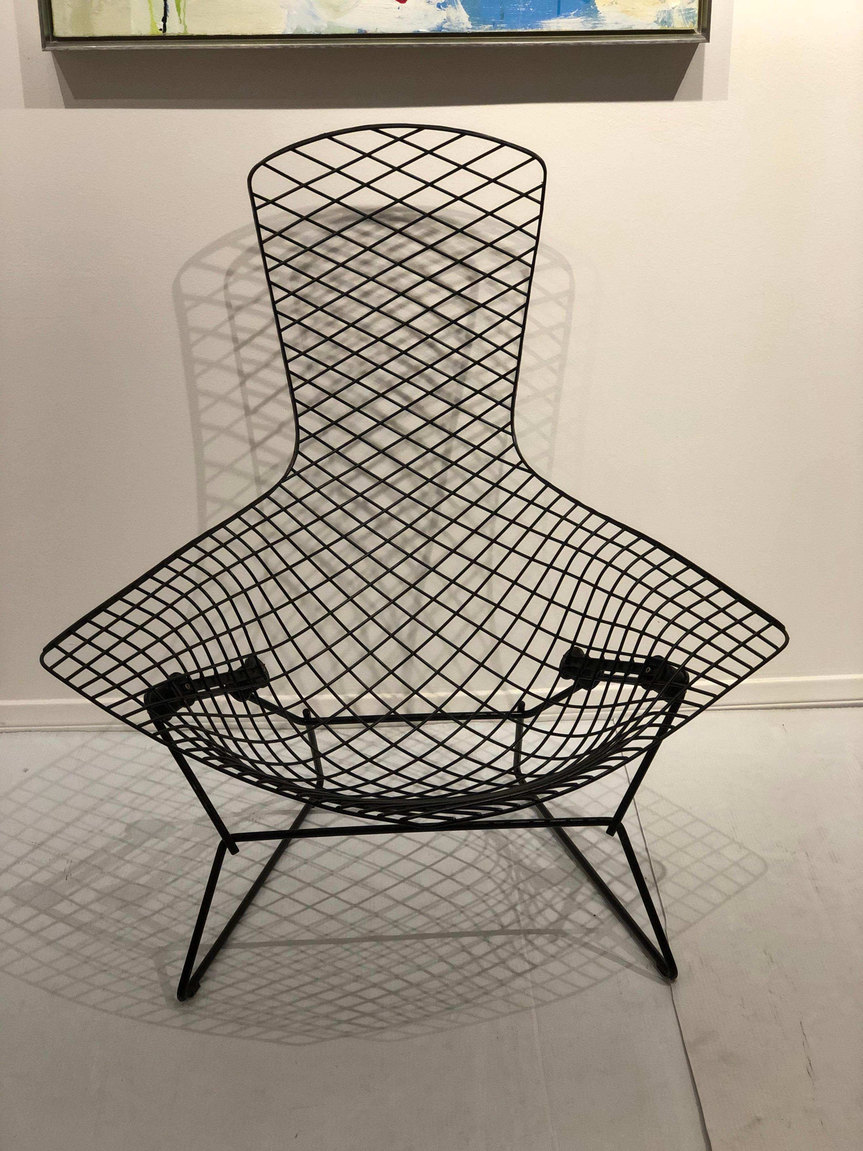 Great chair designed by Harry Bertoia for Knoll, the chair its all in its original finish the shock look good and the finish its nicely worn.