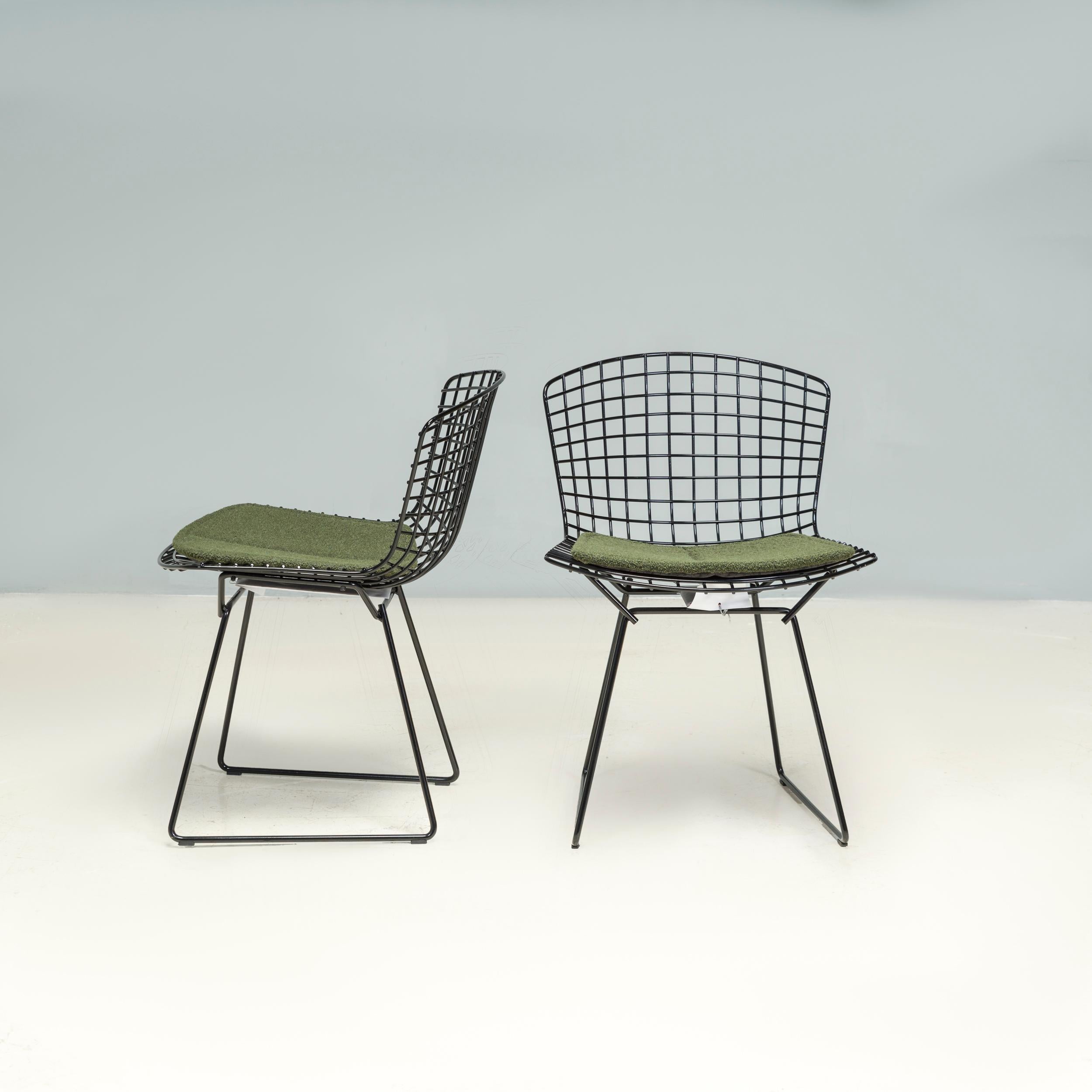Ursprünglich von Harry Bertoia im Jahr 1952 entworfen, wird seine gleichnamige Kollektion seither von Knoll produziert. Der Beistellstuhl wurde zu einem der bekanntesten Möbelentwürfe des 20.

Der Stuhl besteht aus einem offenen Stahlgeflecht und
