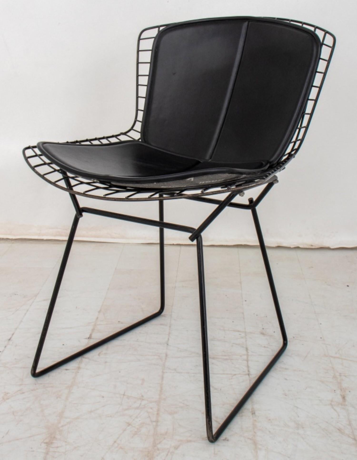 Der Harry Bertoia Black Wire Chair für Knoll ist ein zeitloses Stück modernen Designs aus der Mitte des Jahrhunderts. Seine skulpturale Form, die aus geschweißten Stahlstäben gefertigt wurde, ist zu einem ikonischen Symbol der Epoche