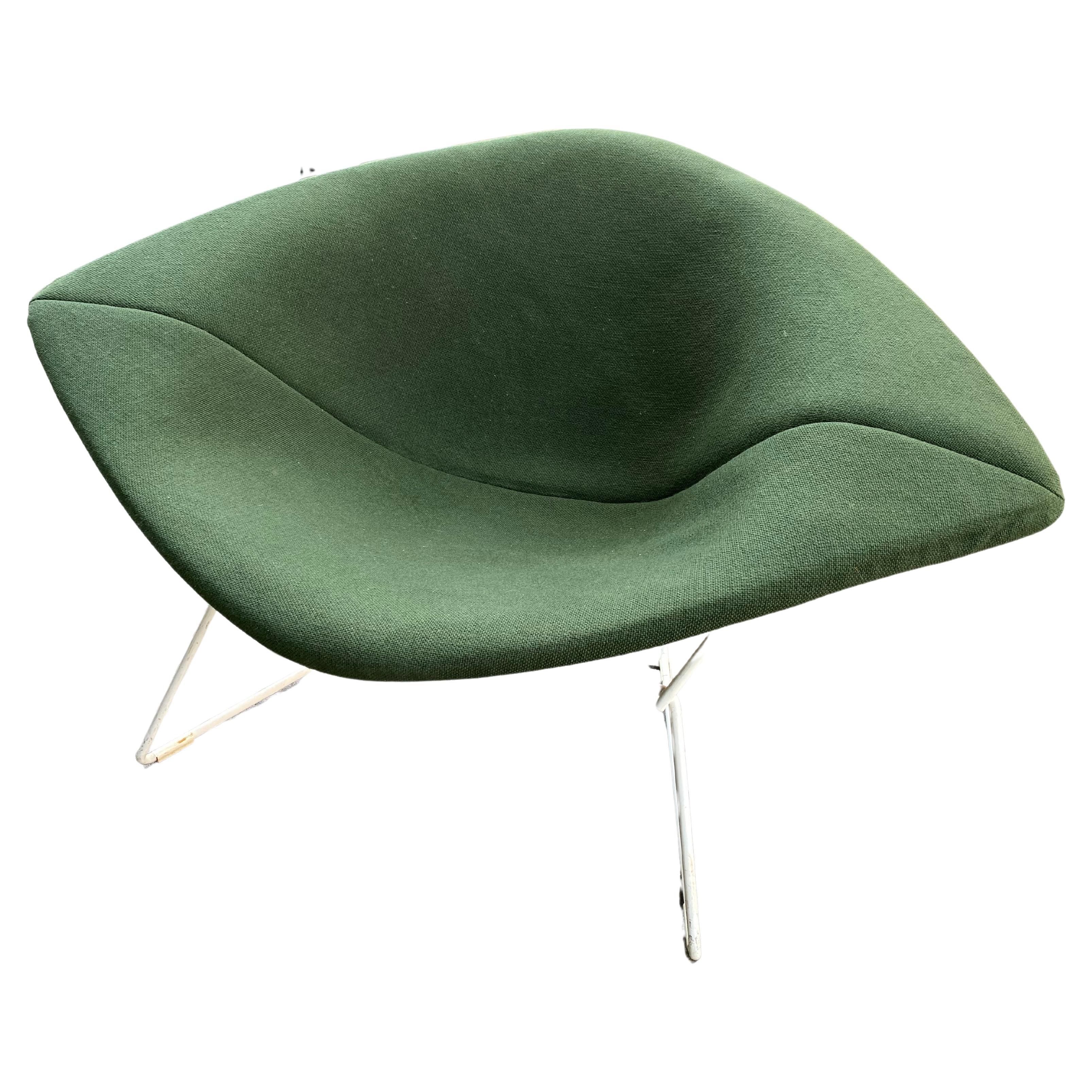 Harry Bertoia für Knoll Large Diamond Chair mit grünem Bezug.  Der Sockel ist original weiß.  Die Buchsen sind in gutem Zustand, und insgesamt ist die Abdeckung ziemlich sauber!  Schaumstoff ist noch weich!  Wahnsinnig bequem, groß und geräumig!