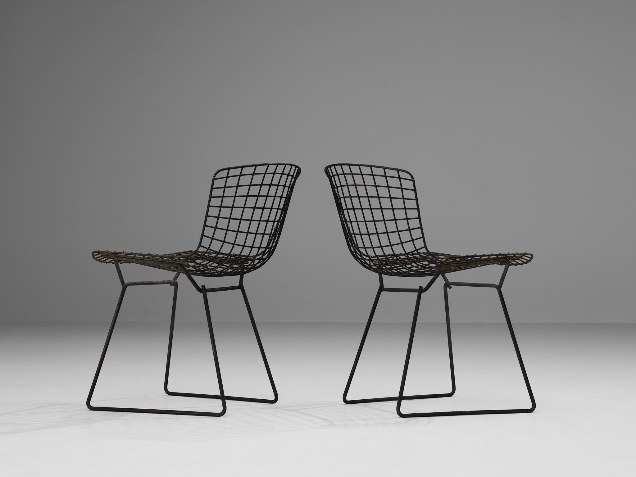 Harry Bertoia für Knoll: Paar Beistellstühle „Side Chairs“ aus schwarz beschichtetem Stahl im Zustand „Gut“ im Angebot in Waalwijk, NL