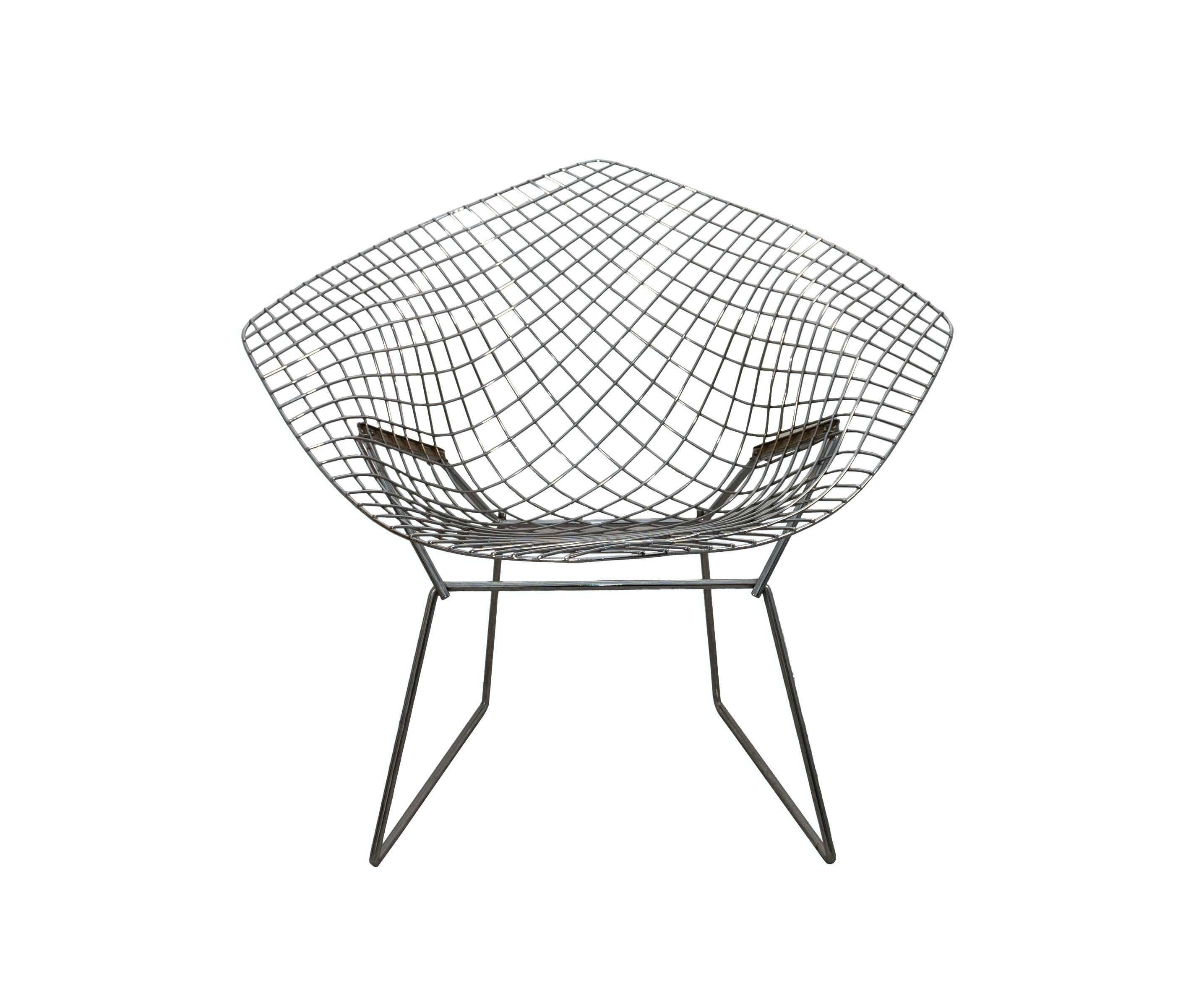 Découvrez une sophistication sculpturale avec cette chaise Harry Bertoia for Knoll Wire Diamond Chair, un véritable bijou de la modernité du milieu du siècle dernier. Son armature métallique complexe et aérienne est un triomphe de la forme et de la