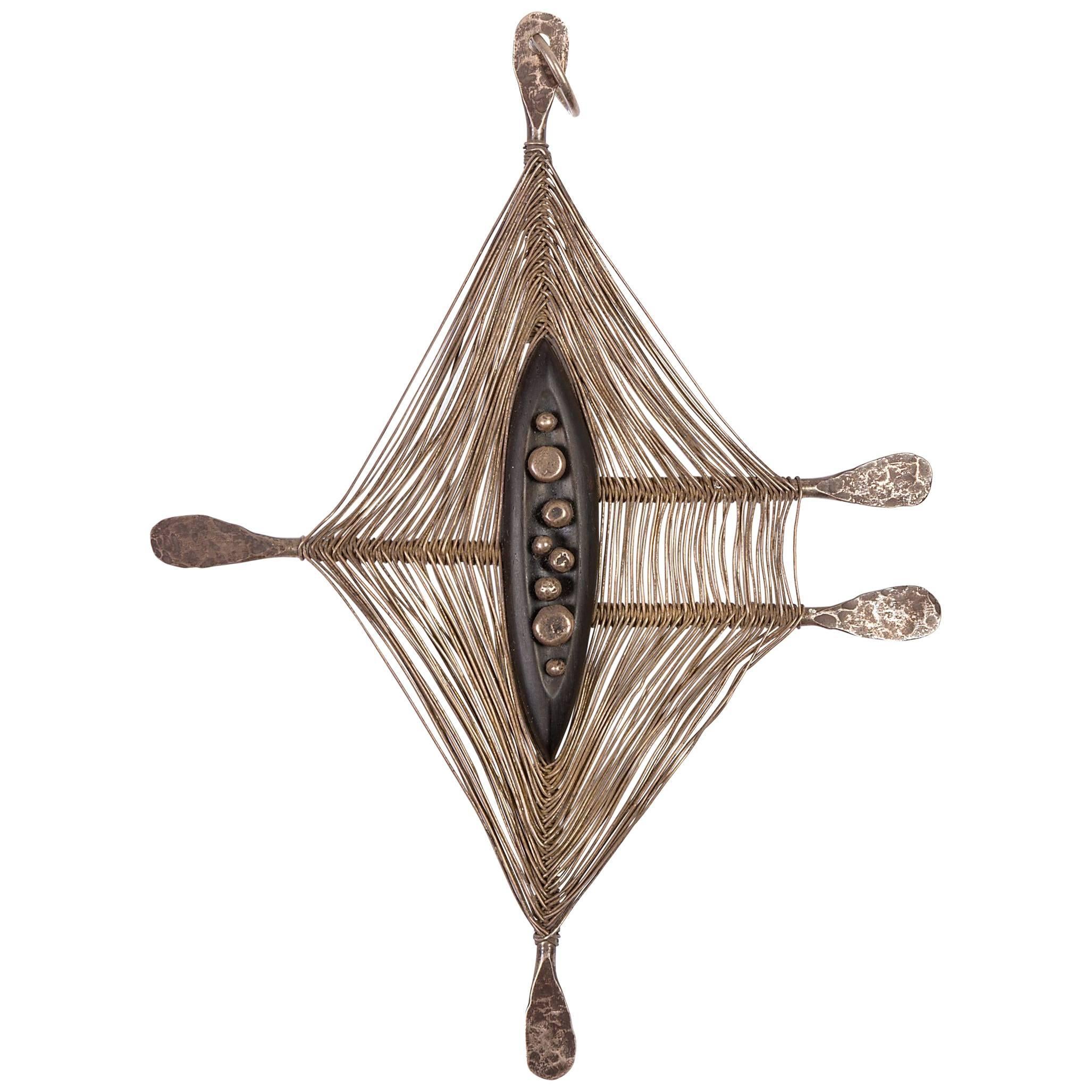 Pendentif Harry Bertoia en argent, ébène et fil d'argent forgé à la main, États-Unis, 1942