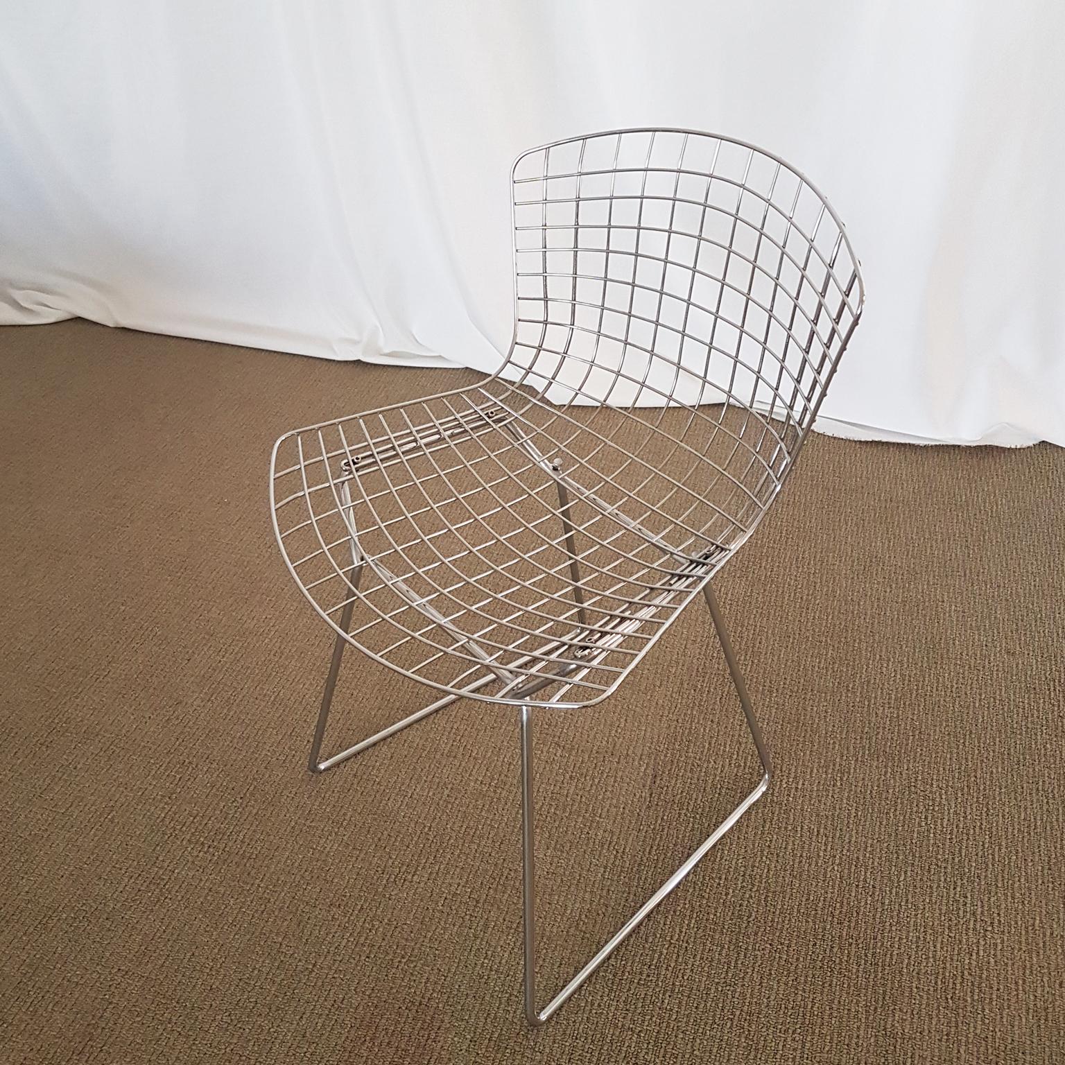 Side chair with frame in welded steel wire, polished and chrome plated.
Cushion in foam covered in red fabric. It can be removed
Design drawing 1952 by Harry Bertoia.
The item comes from Alivar Museum collection.
The concept of this Collection