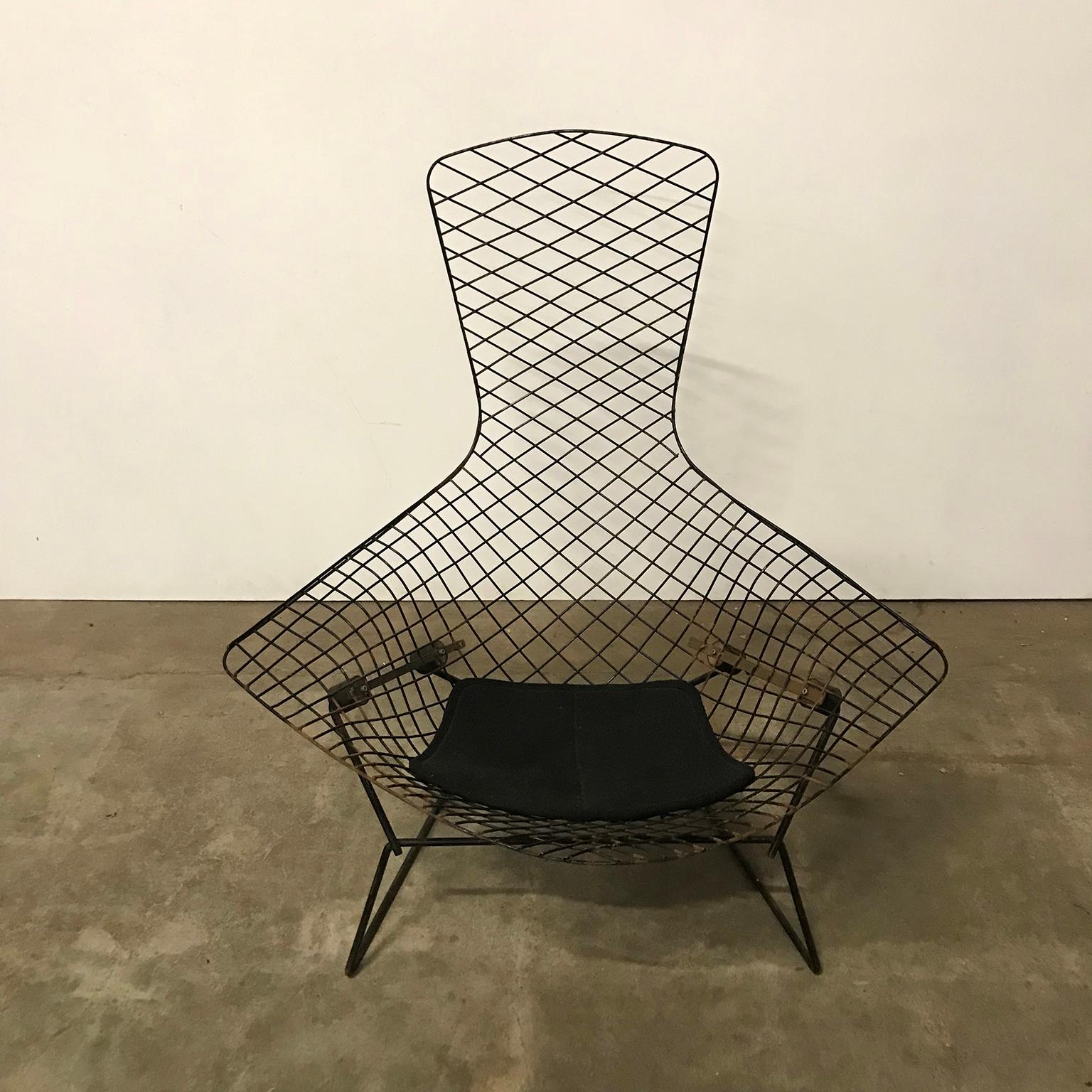 1952, Harry Bertoia for, Knoll International, Large Bird Chair in Black In Good Condition For Sale In Amsterdam IJMuiden, NL