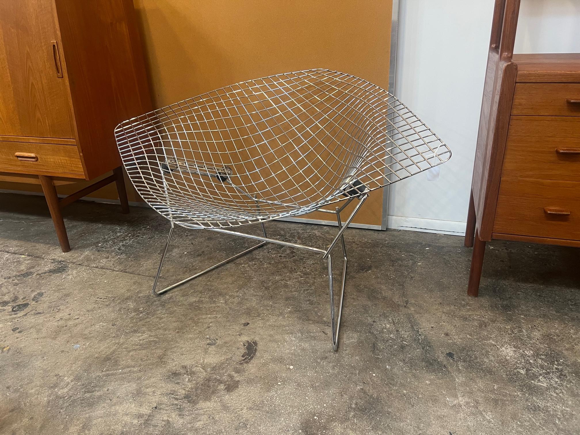 great condition 
this is the large and more comfortable version of the diamond chair 

perfect as is or throw a small sheep hide over it and you are good to go 