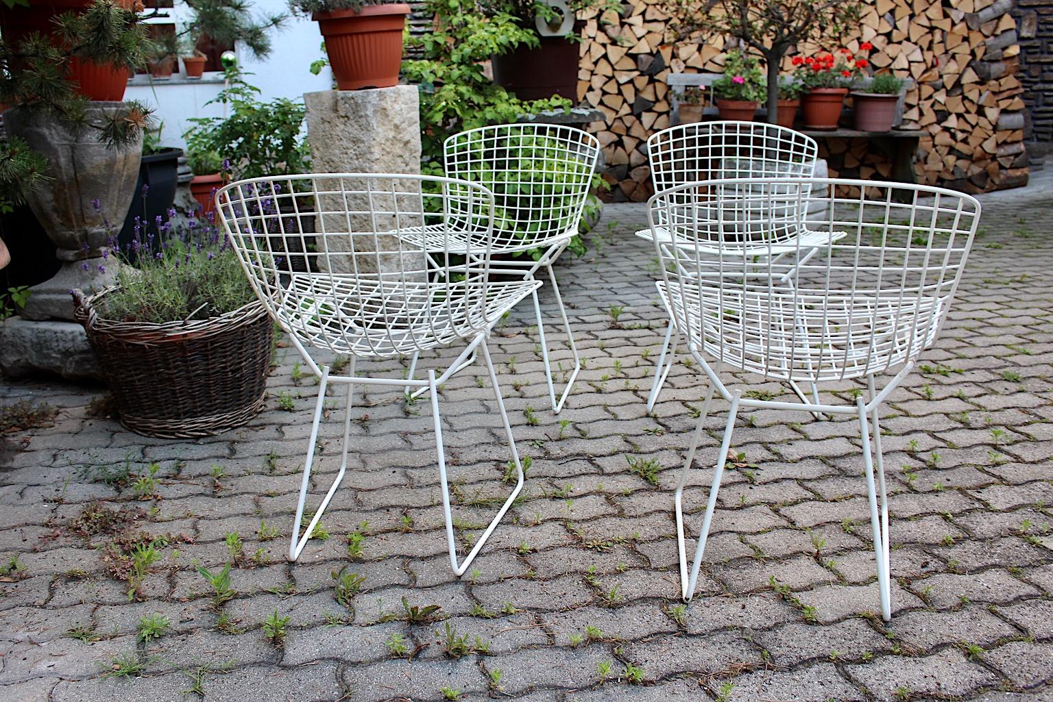 Harry Bertoia Mid-Century Modern Vintage Set of Four White Dining Chairs, 1950s For Sale 1