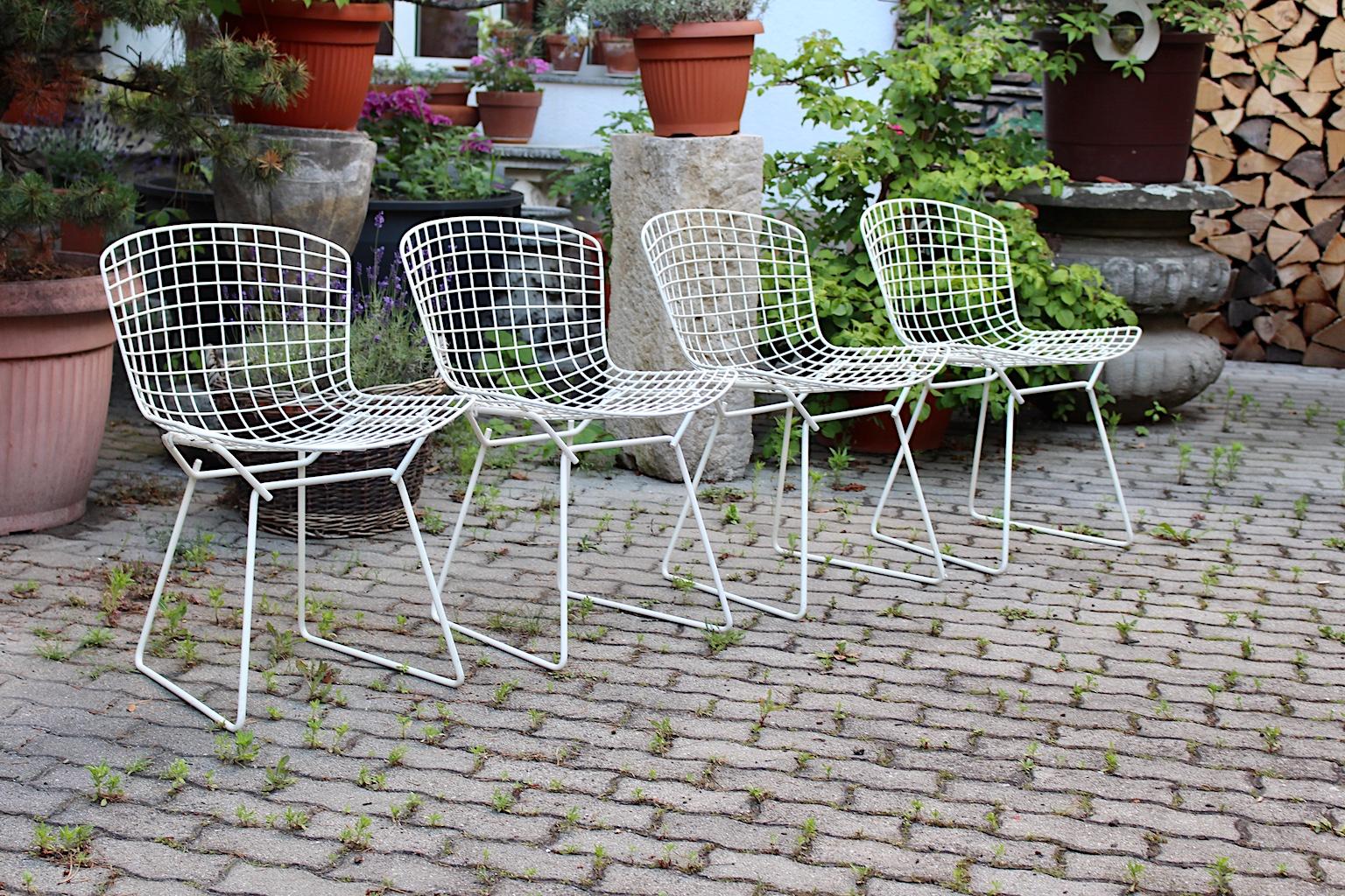 Harry Bertoia Mid-Century Modern Vintage Set of Four White Dining Chairs, 1950s For Sale 2
