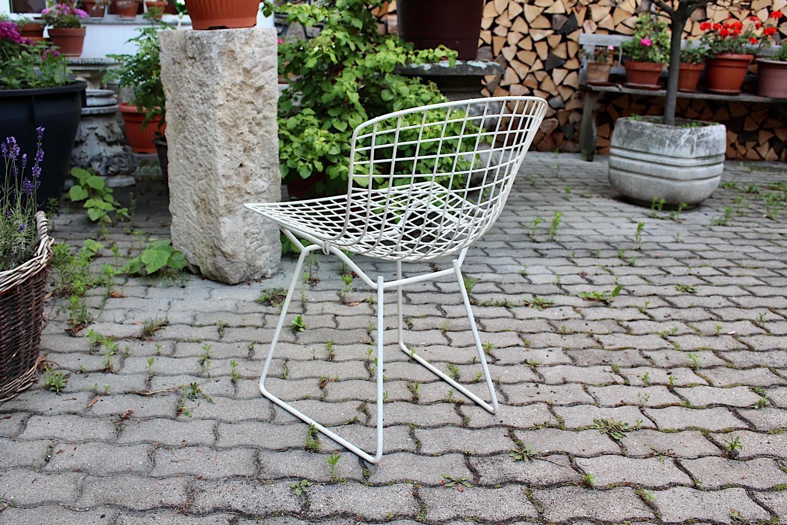 Harry Bertoia Mid-Century Modern Vintage Set of Four White Dining Chairs, 1950s For Sale 4