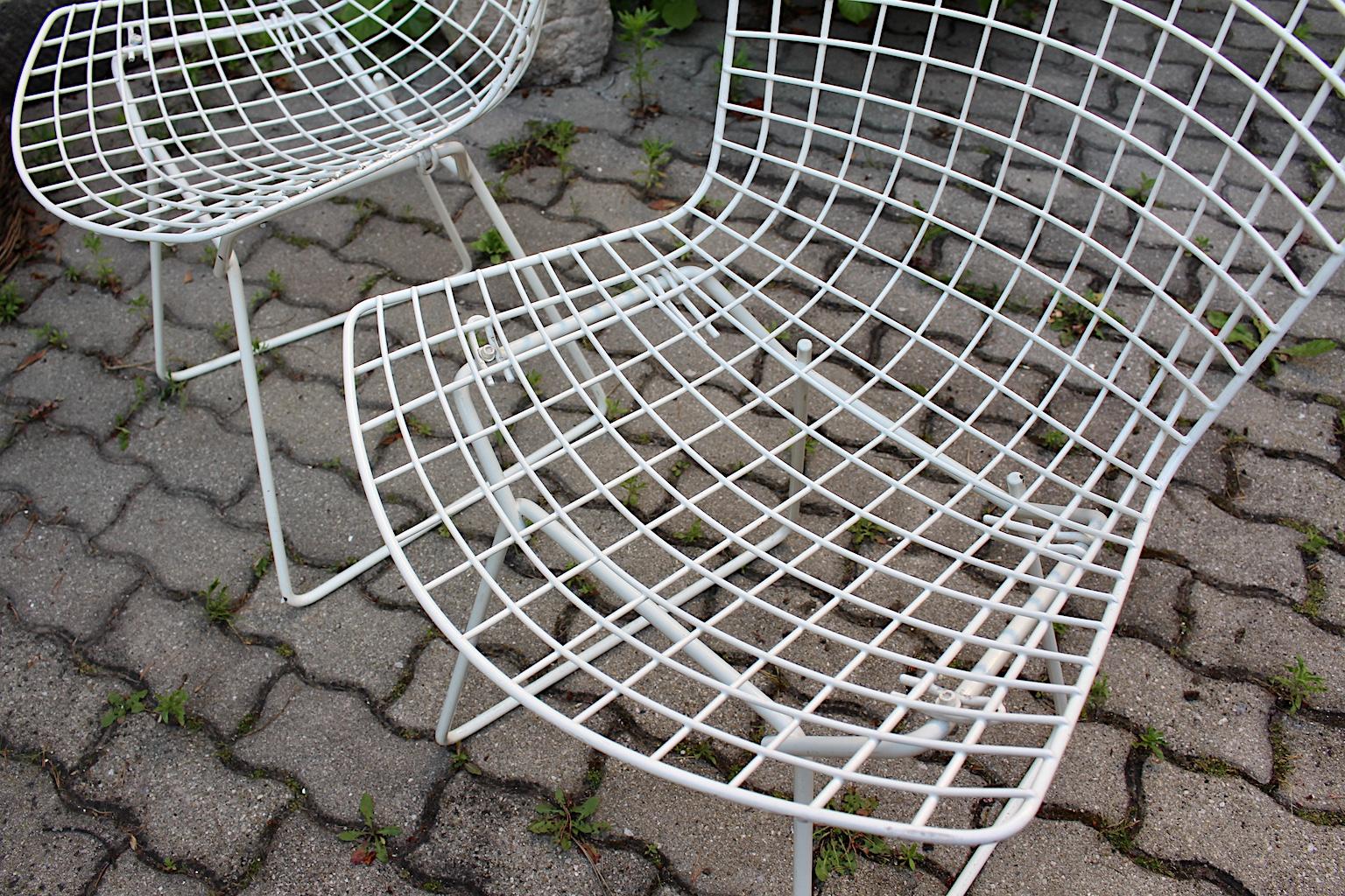 Harry Bertoia Mid-Century Modern Vintage Set of Four White Dining Chairs, 1950s For Sale 5