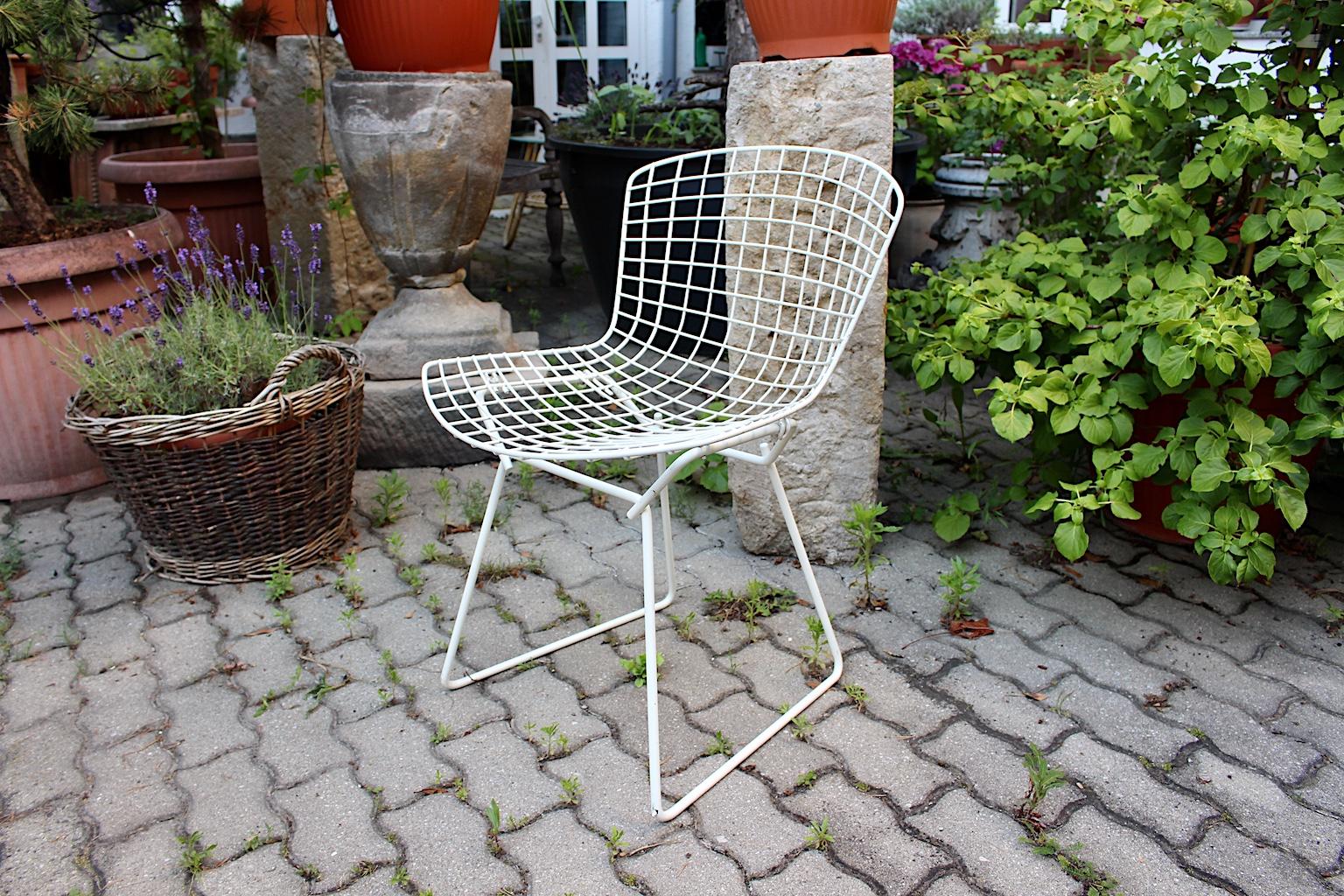 Harry Bertoia Mid-Century Modern Vintage Set of Four White Dining Chairs, 1950s For Sale 7