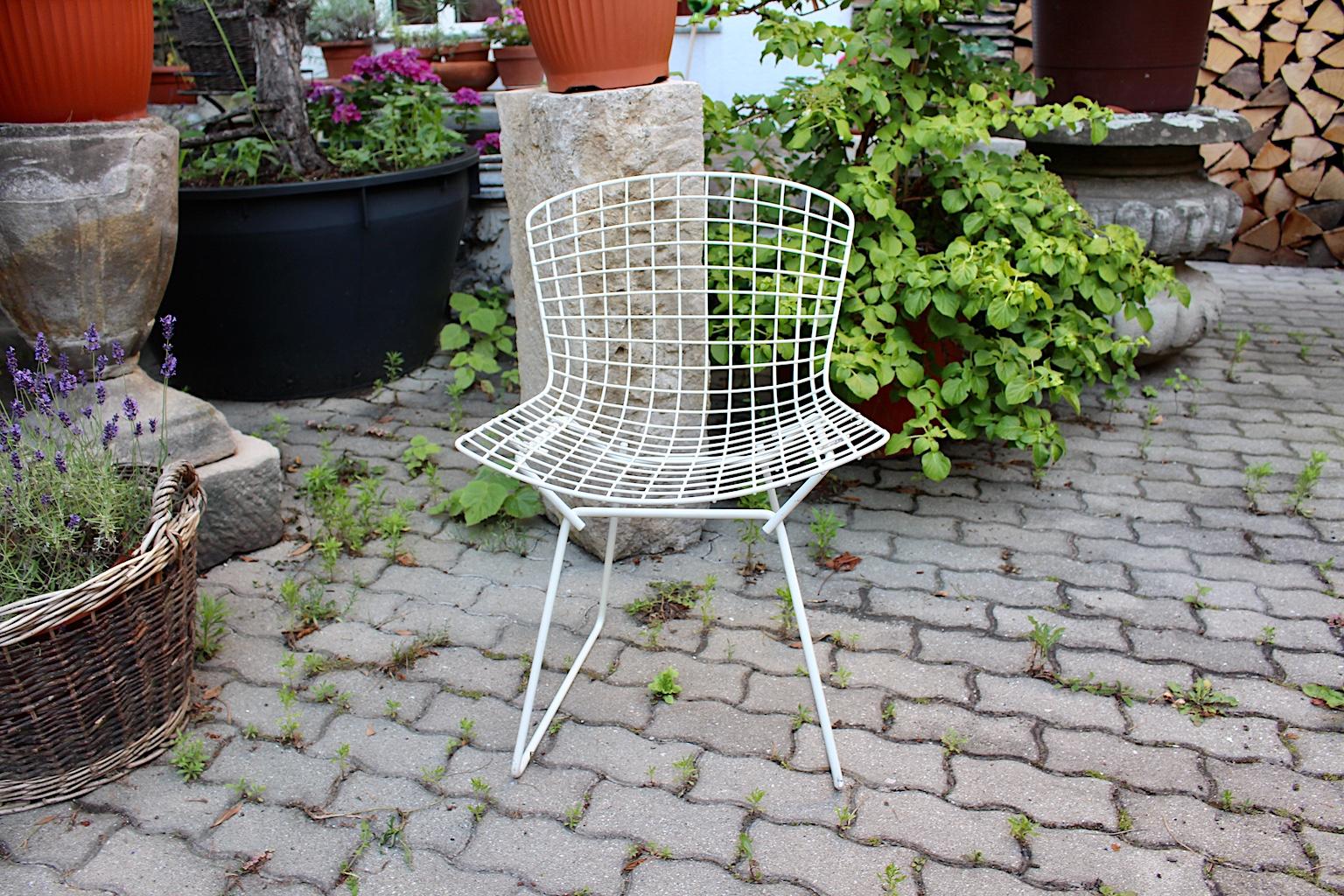 Harry Bertoia Mid-Century Modern Vintage Set of Four White Dining Chairs, 1950s For Sale 8