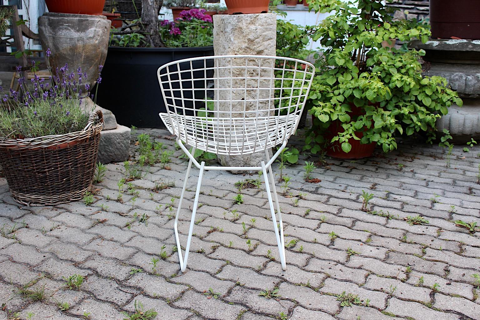 Harry Bertoia Mid-Century Modern Vintage Set of Four White Dining Chairs, 1950s For Sale 9