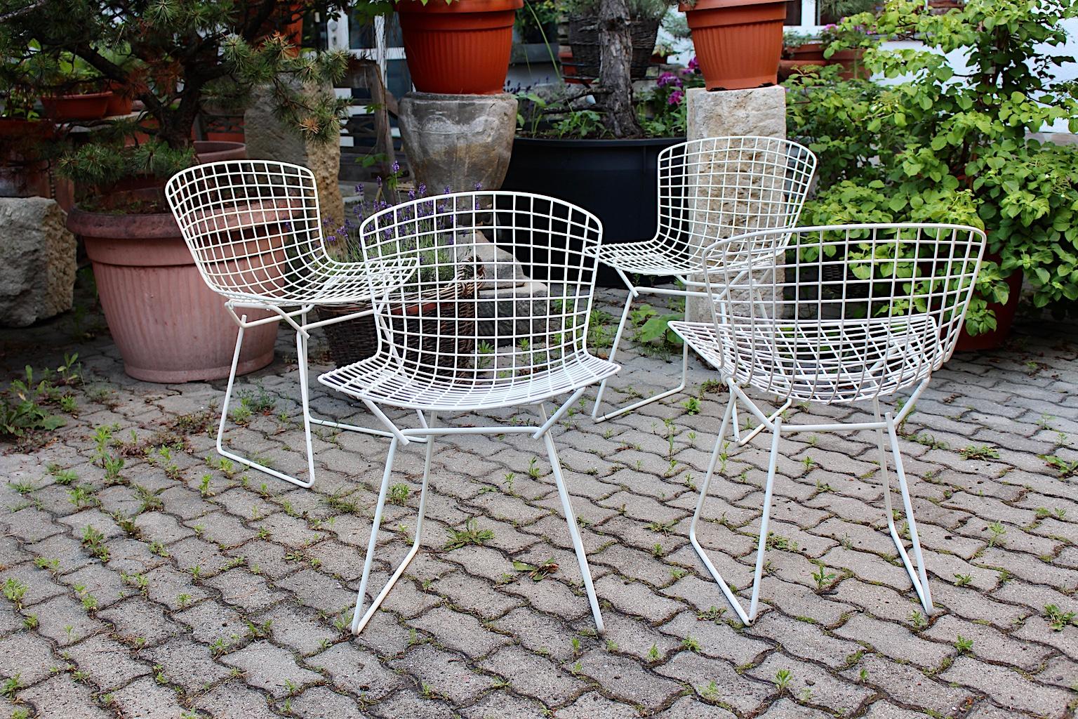 Harry Bertoia Mid-Century Modern Vintage Set of Four White Dining Chairs, 1950s In Good Condition For Sale In Vienna, AT