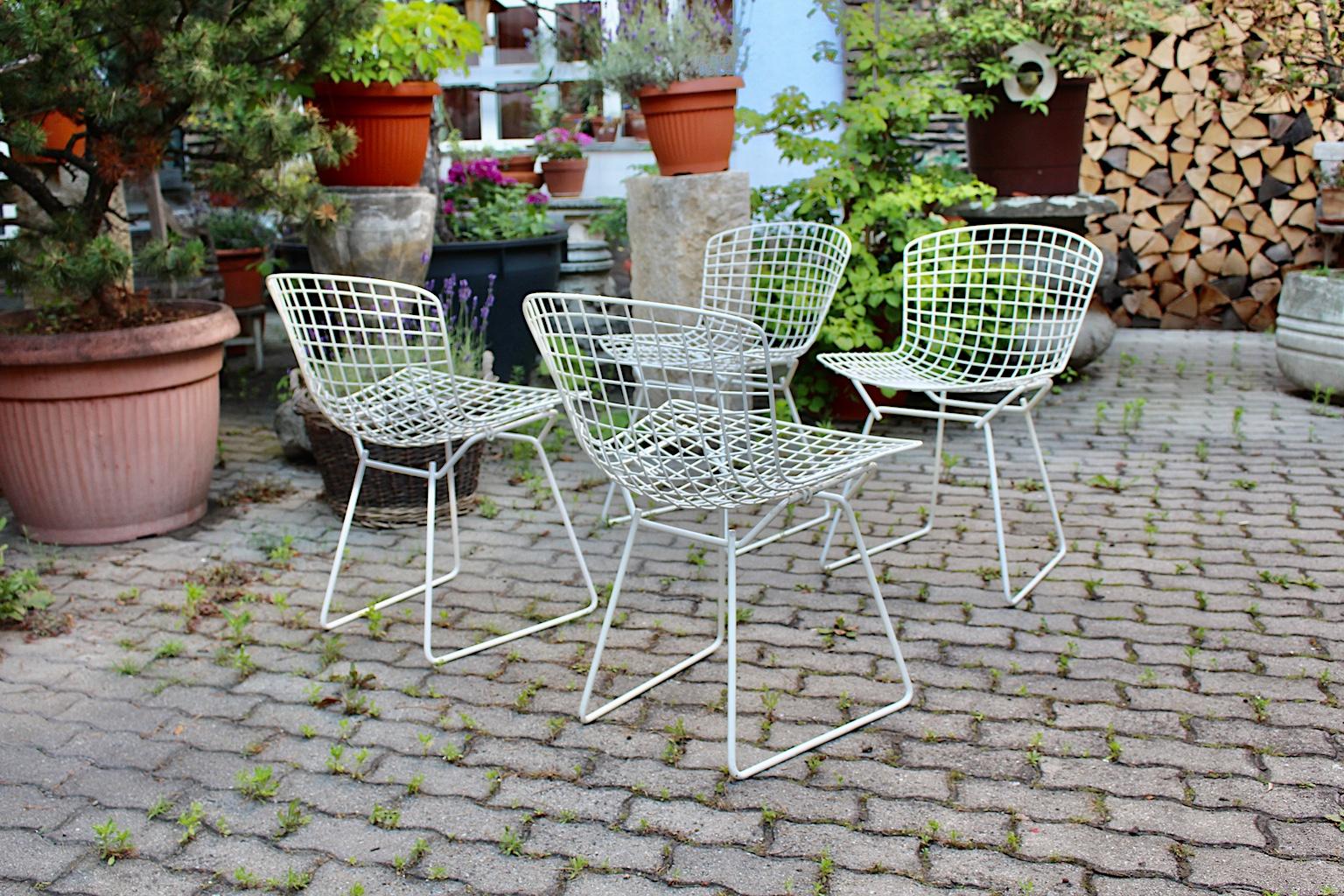Metal Harry Bertoia Mid-Century Modern Vintage Set of Four White Dining Chairs, 1950s For Sale