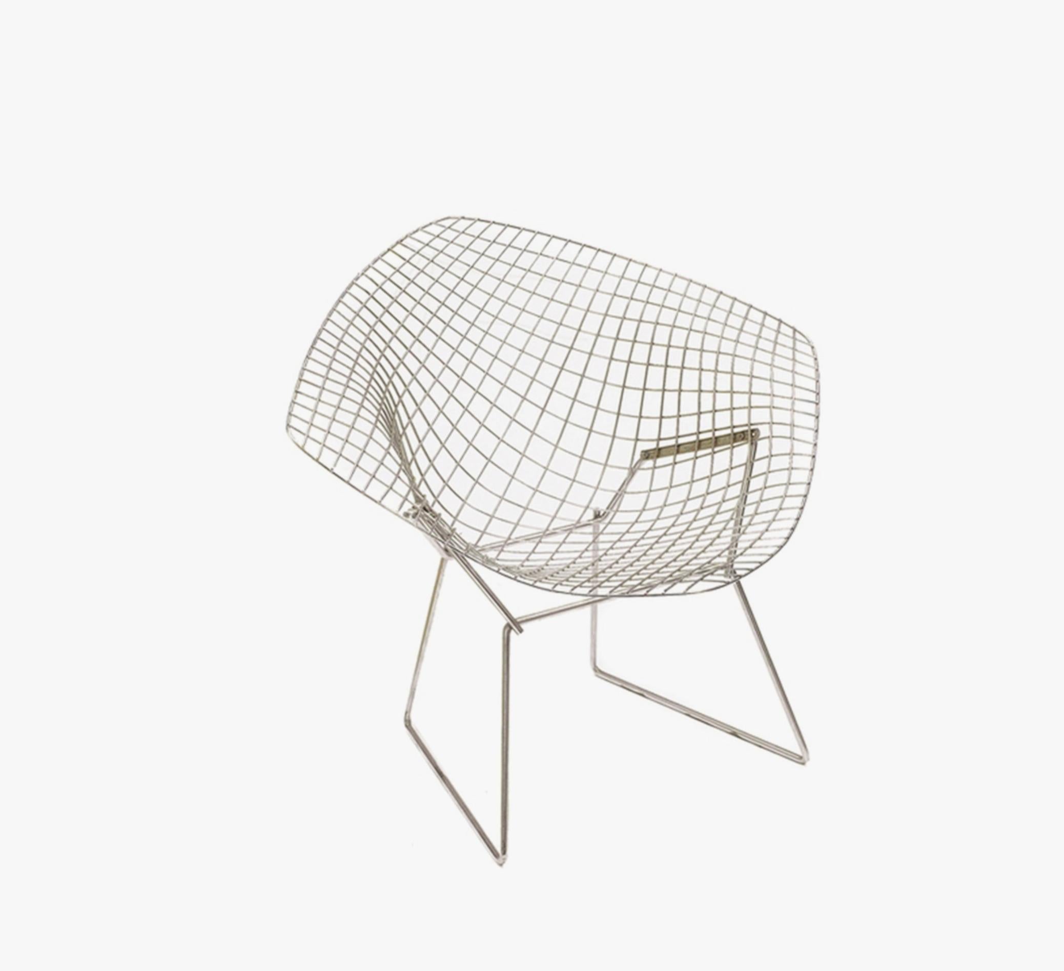 Harry BERTOIA Fauteuil Diamond modèle 421LU Edition KNOLL aus dem Jahr 1952 Verchromtes Stahldrahtgeflecht, gebogen und geschweißt auf einem Rohrsockel. Schwarzer himmelbedeckter Schaumstoffbezug signiert KNOLL.
H; 75 - B 85 cm. 73 cm