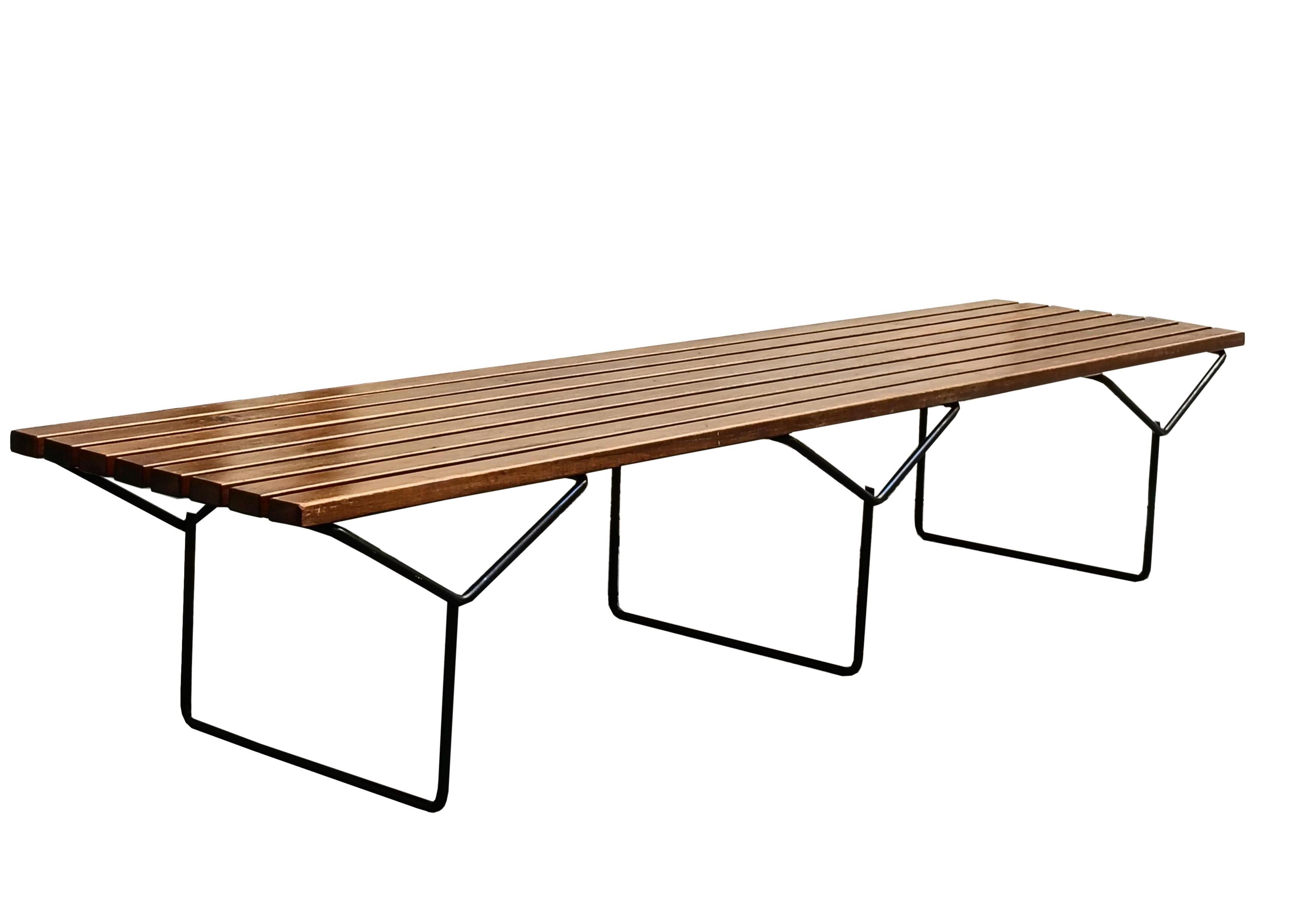 Mid-Century Modern Harry Bertoia pour Knoll Grand banc en teck et métal, Italie, années 1960 en vente
