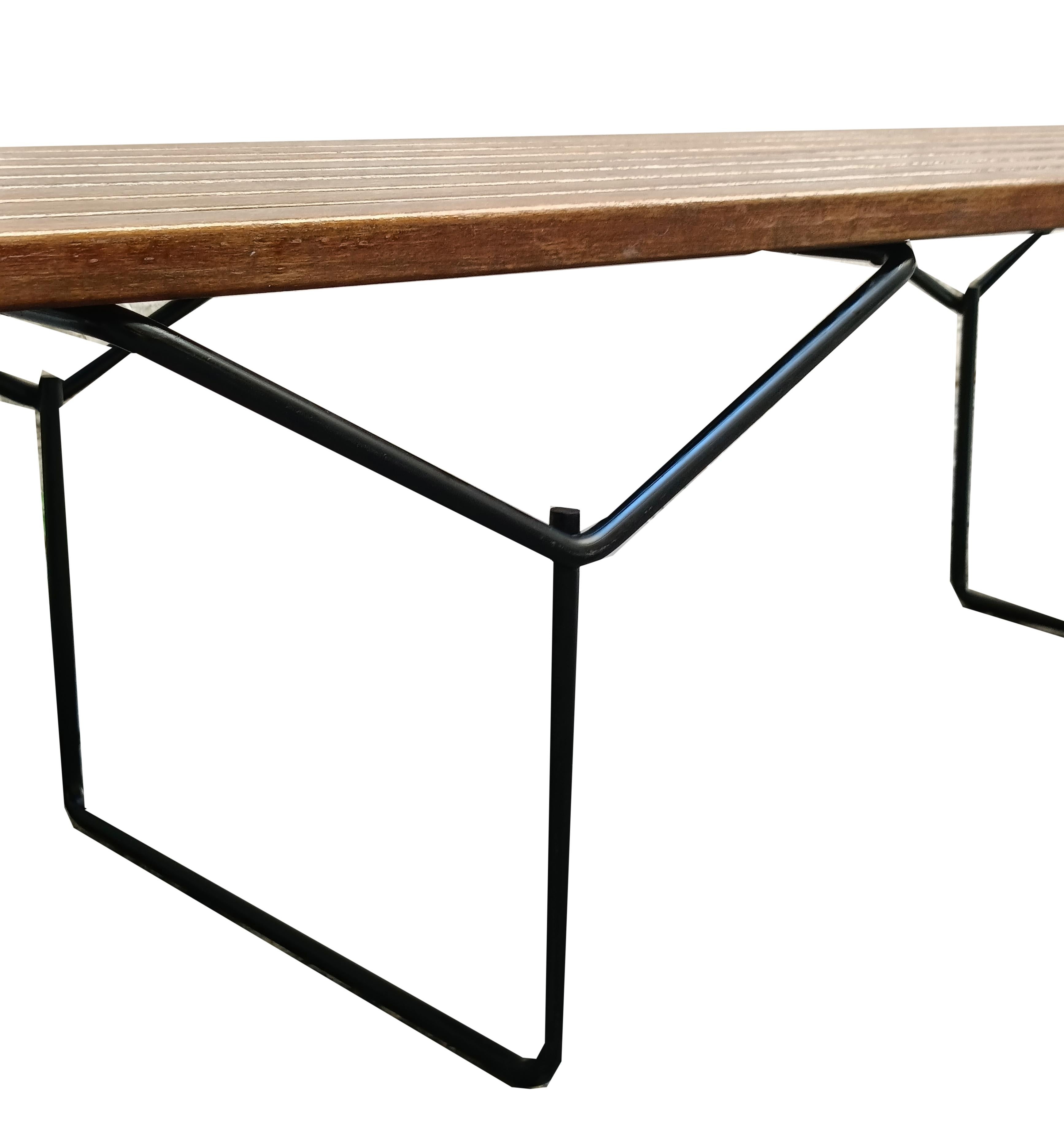 Harry Bertoia pour Knoll Grand banc en teck et métal, Italie, années 1960 Bon état - En vente à Naples, IT