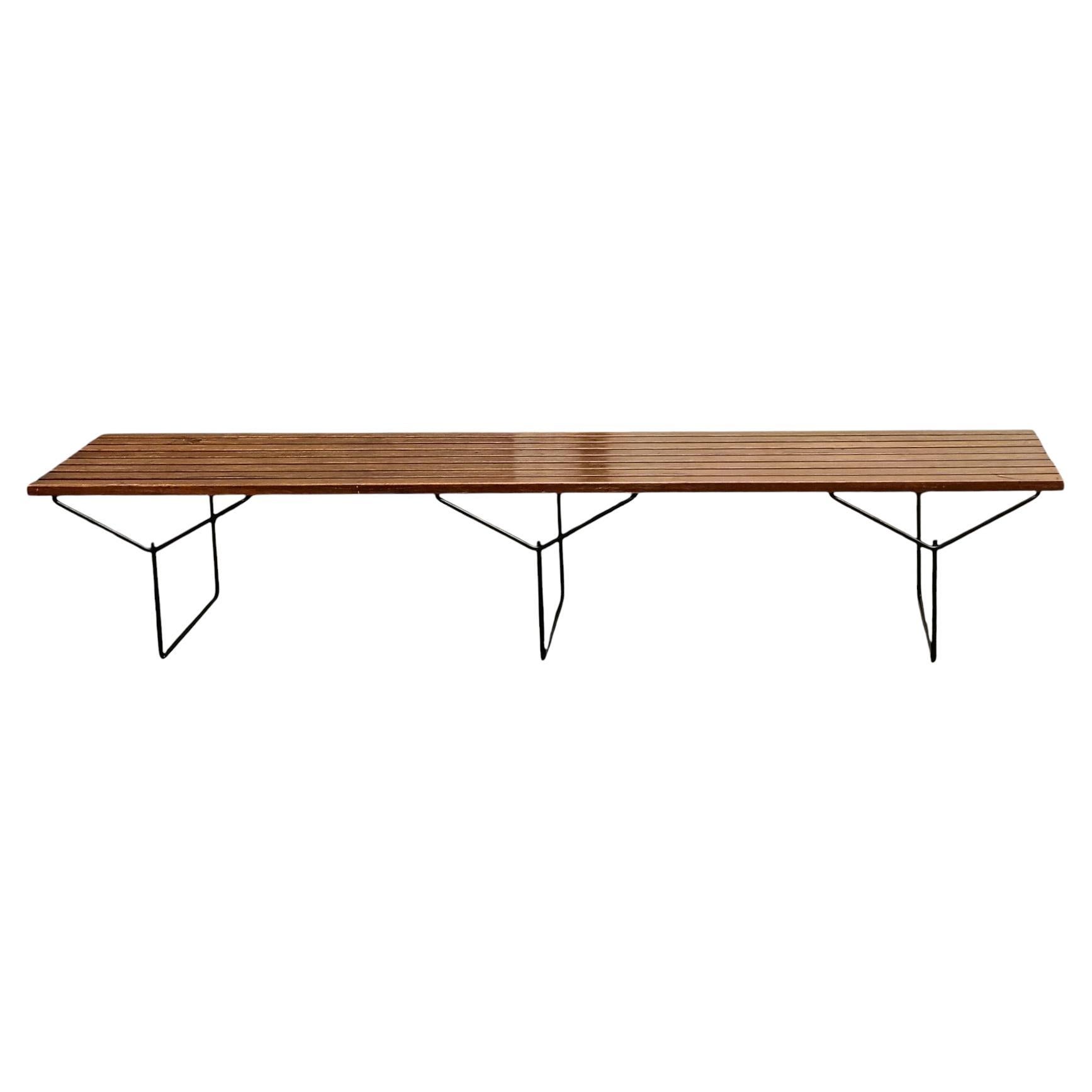 Harry Bertoia para Knoll Gran banco en teca y metal, Italia Años 60