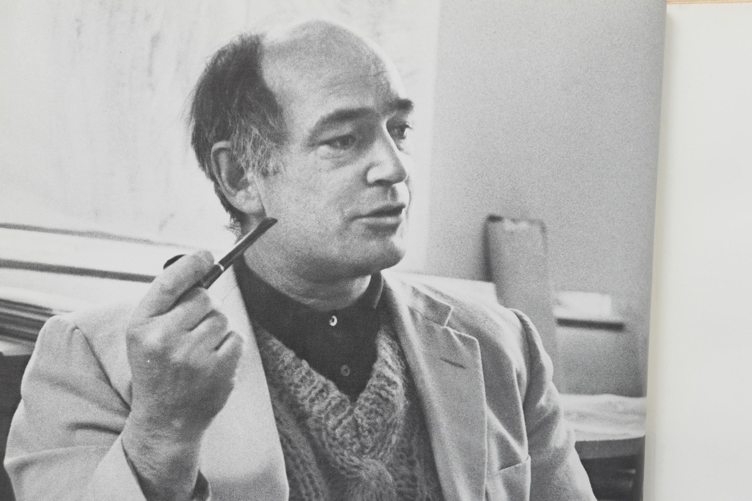 Harry Bertoia - Sculpteur par June Kompass Nelson. Livre relié avec jaquette. Première édition publiée en 1970 par Wayne State University Press de Detroit, Michigan. Illustré, 137 pages.