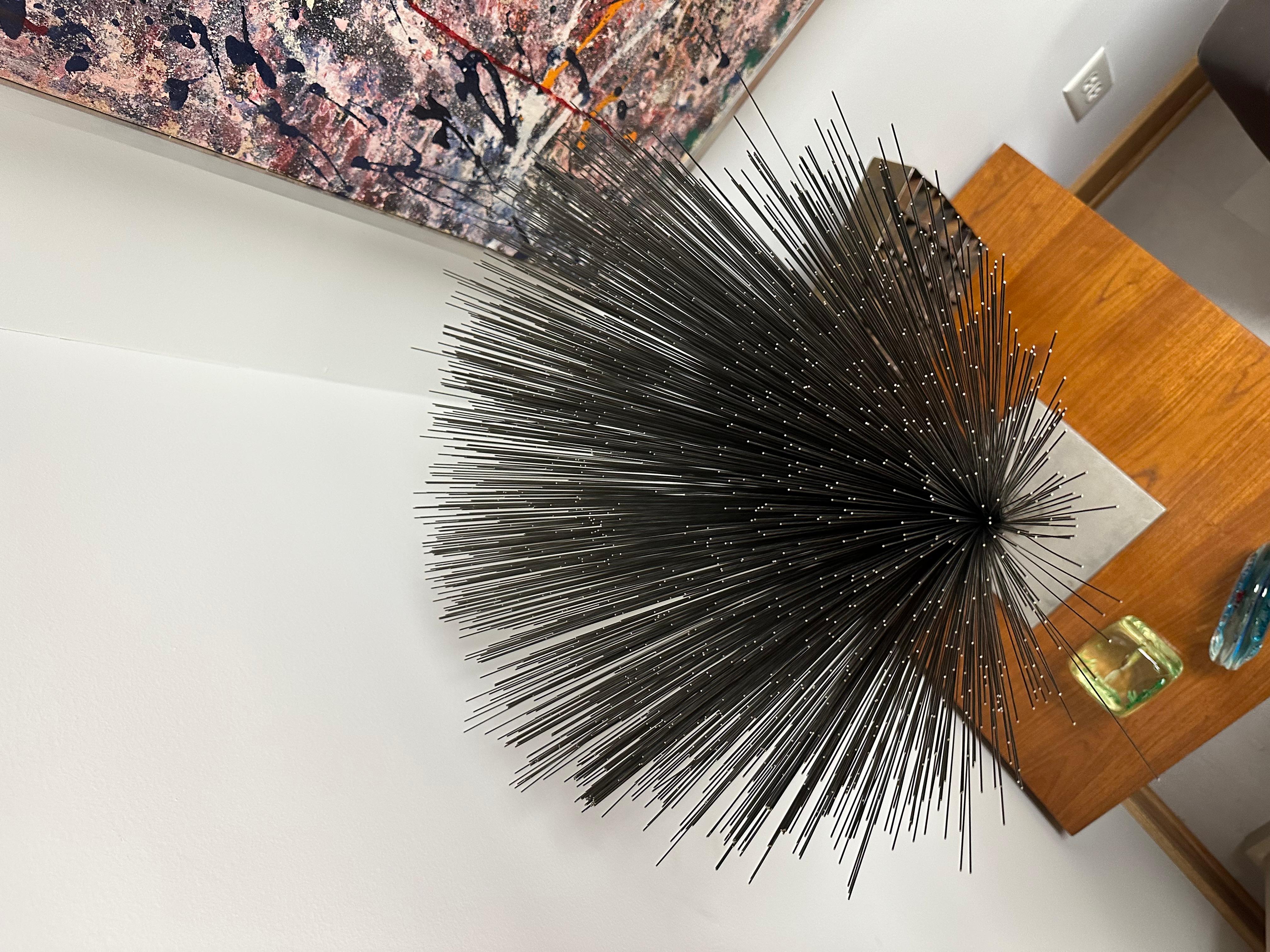 Escultor de objetos cinéticos, muchos de ellos con laberintos de finas varillas que parecen pinceles, Harry Bertoia nació en San Lorenzo (Italia) y llegó a América en 1930. En 1936 estudió en la Sociedad de Artes y Oficios de Detroit y después