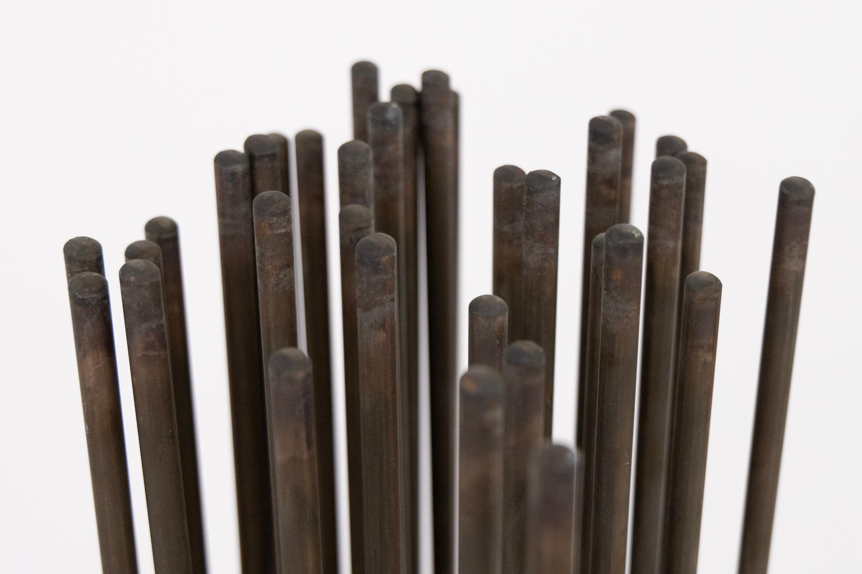 Ohne Titel (Klingende Skulptur) (Grau), Abstract Sculpture, von Harry Bertoia