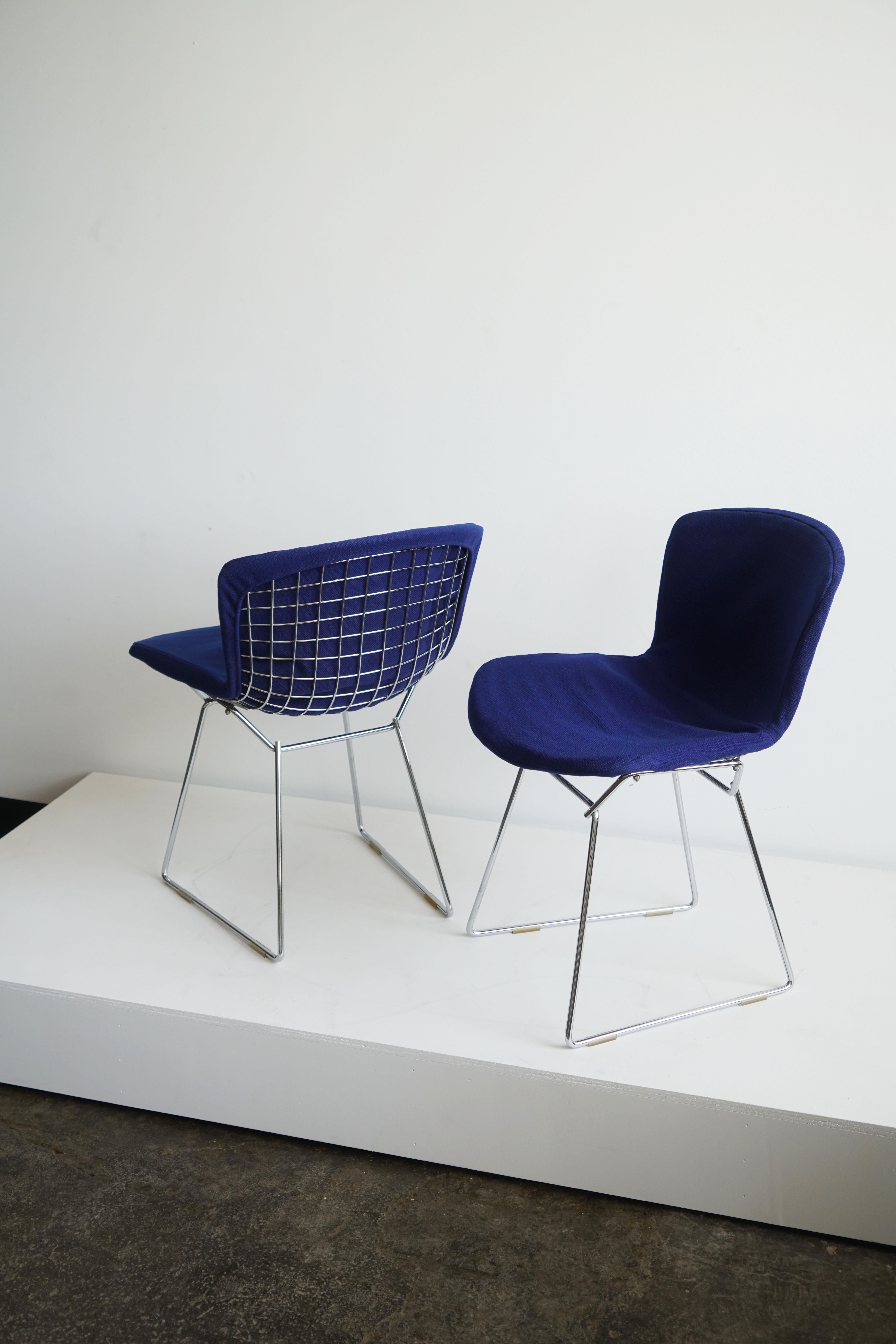 Mid-Century Modern Harry Bertoia side chairs by Knoll with original upholstery, mint 1970's For Sale