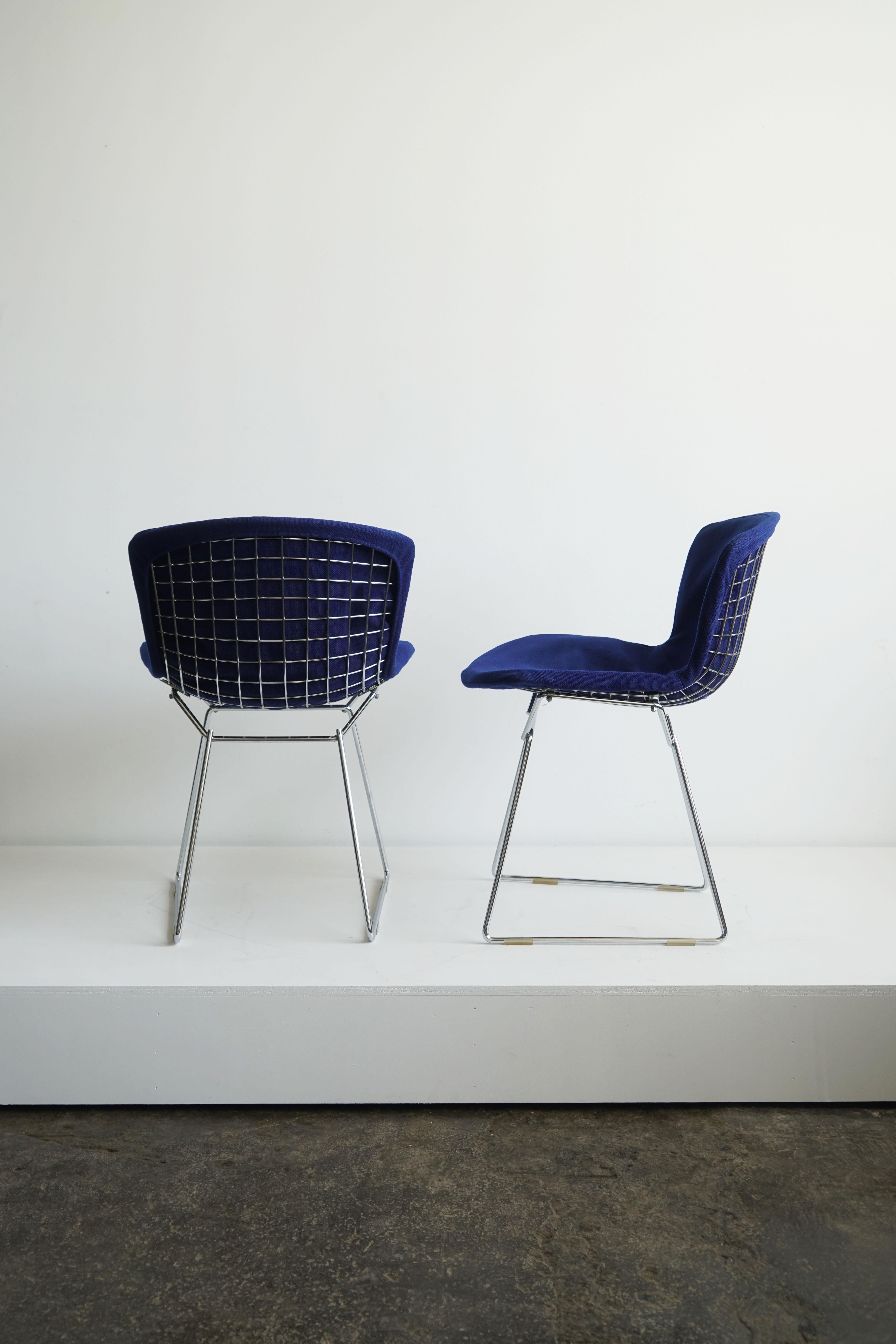 Mid-Century Modern Harry Bertoia side chairs by Knoll with original upholstery, mint 1970's For Sale