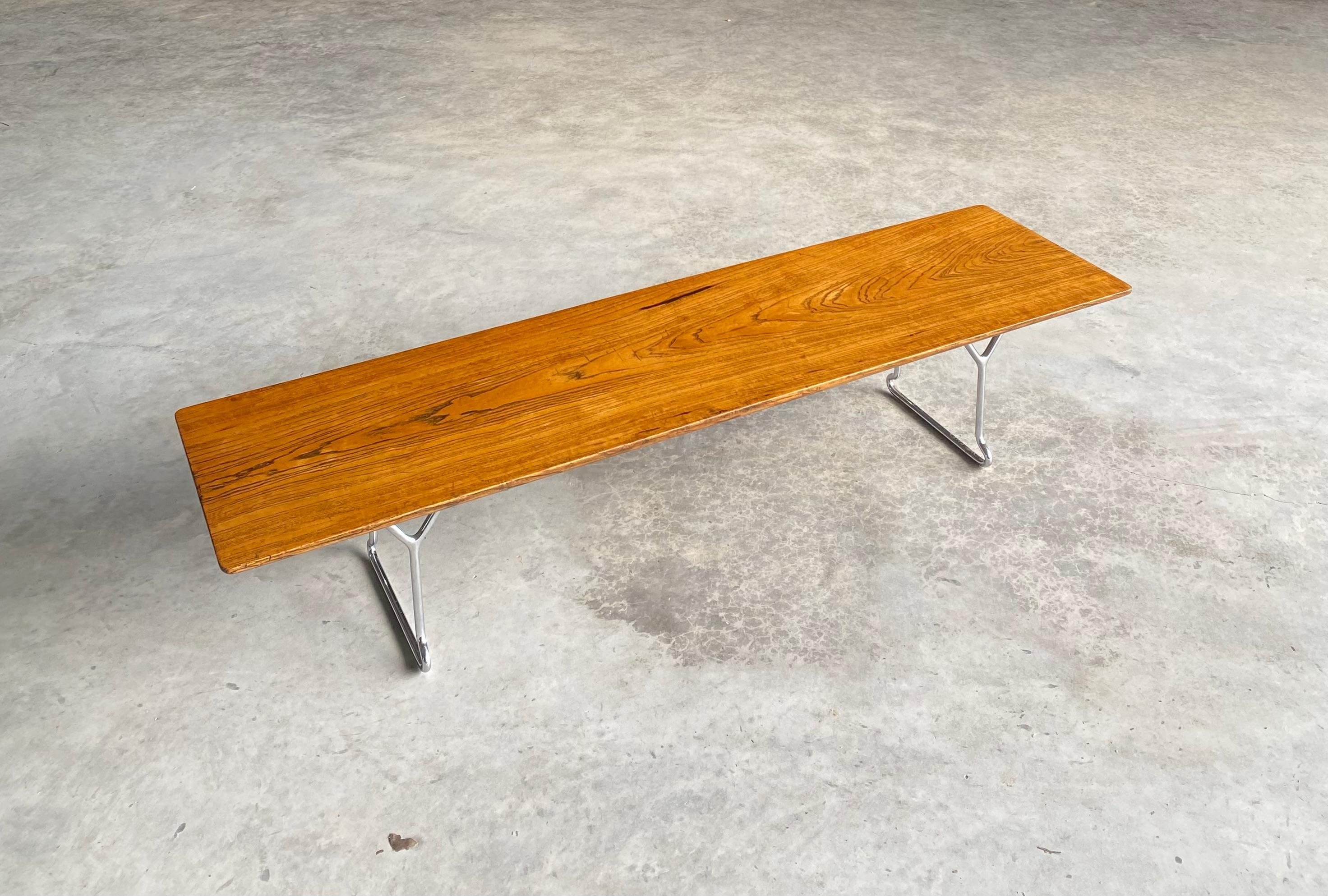 Banco moderno de mediados de siglo estilo Harry Bertoia siglo XX en venta