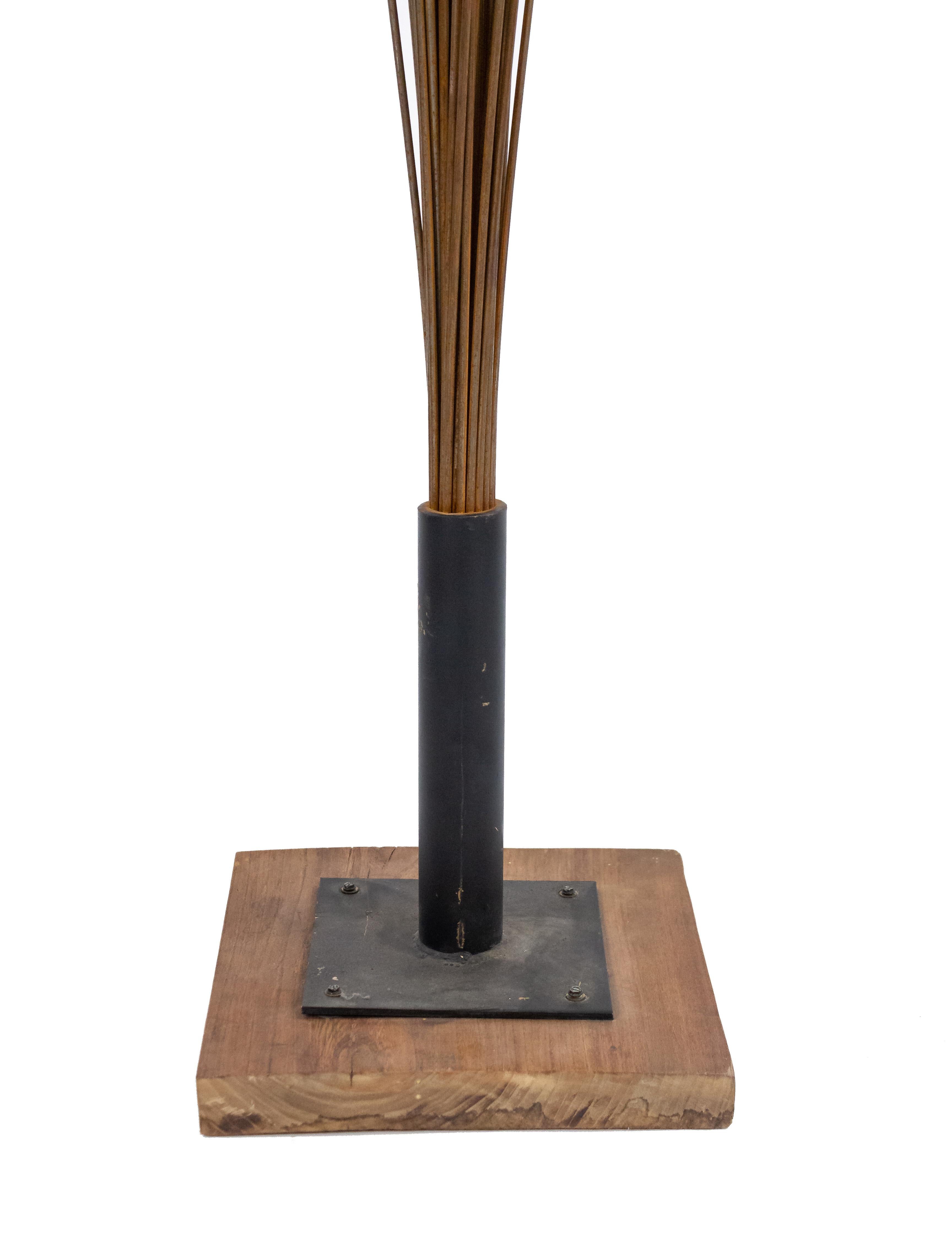 Mid-Century moderno Scultura di ventaglio monumentale in acciaio in stile Harry Bertoia in vendita