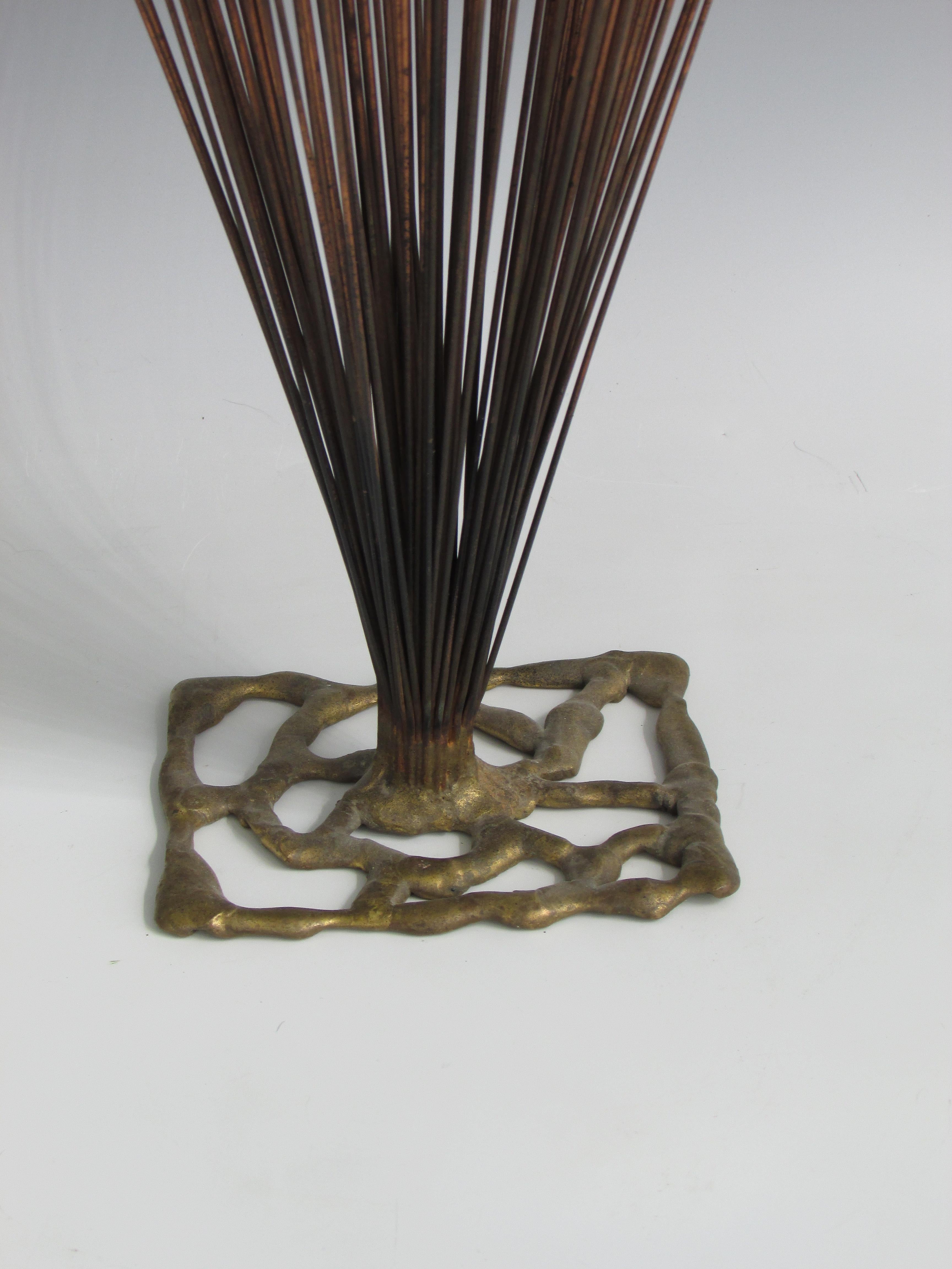 Mid-Century moderno Scultura spray da scrivania in stile Harry Bertoia in acciaio saldato e ottone in vendita