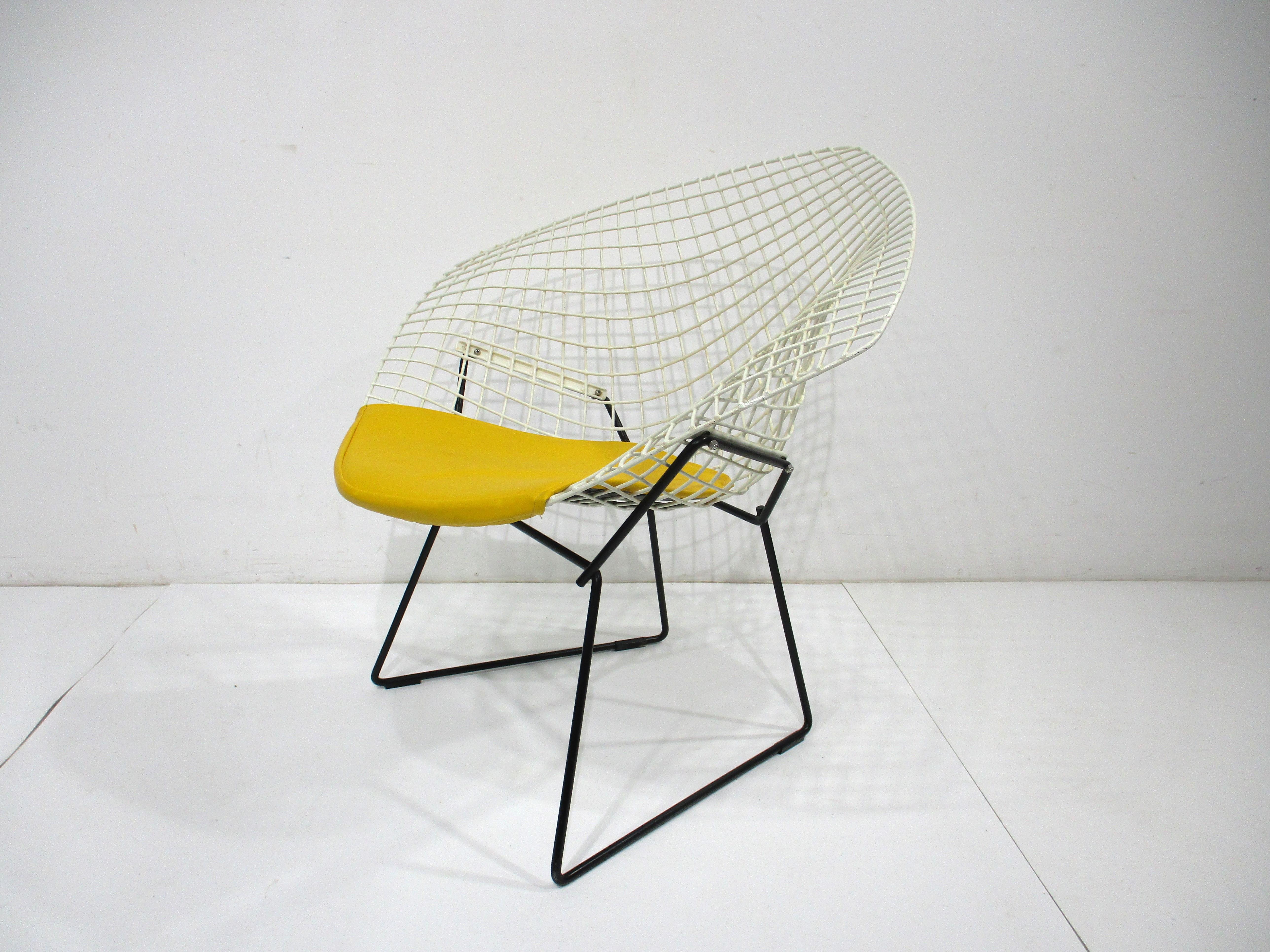 Mid-Century Modern Harry Bertoia White Wire Diamond Lounge Chair for Knoll (A) For Sale