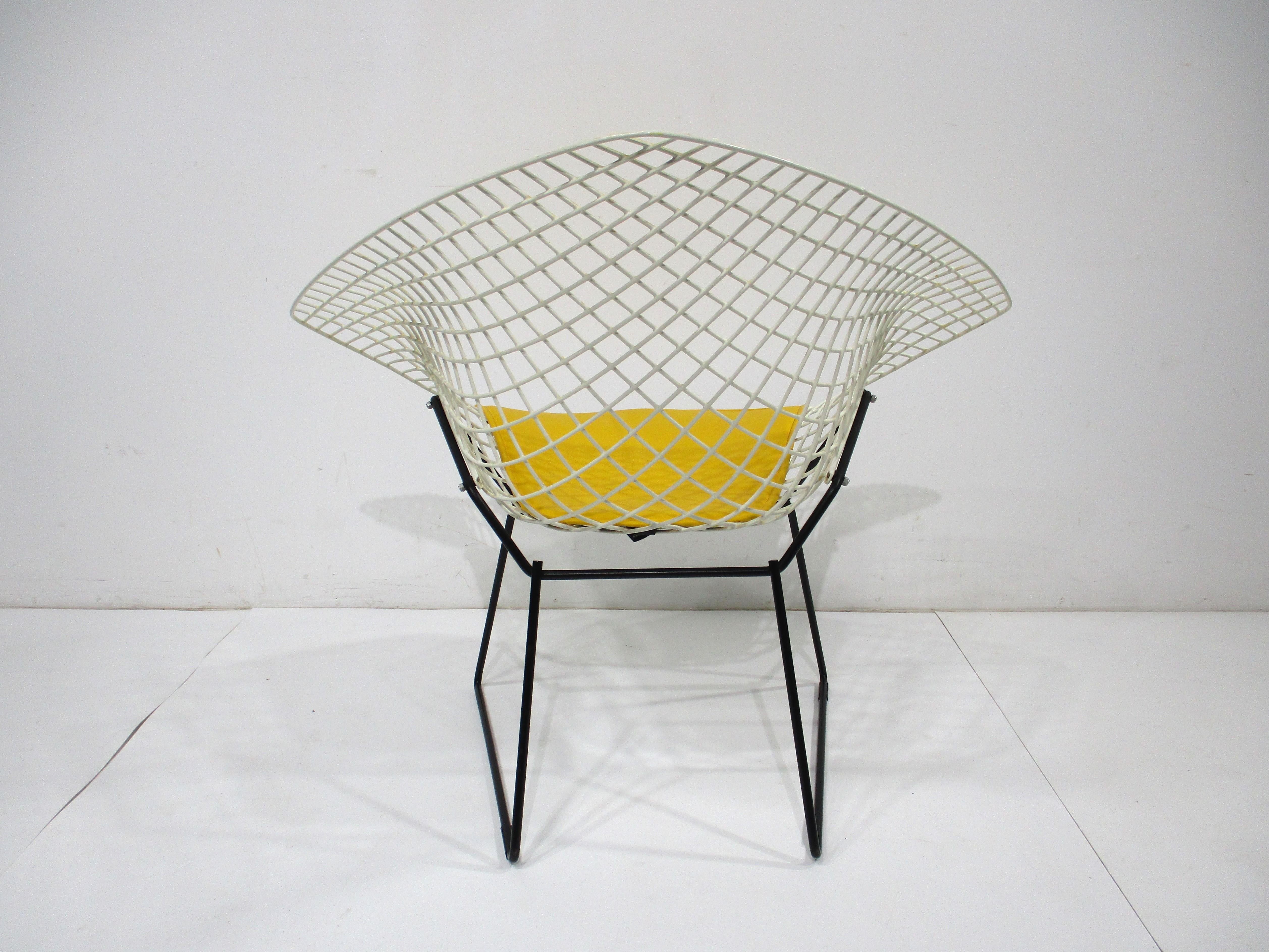 Harry Bertoia White Wire Diamond Lounge Chair for Knoll (A) In Good Condition For Sale In Cincinnati, OH
