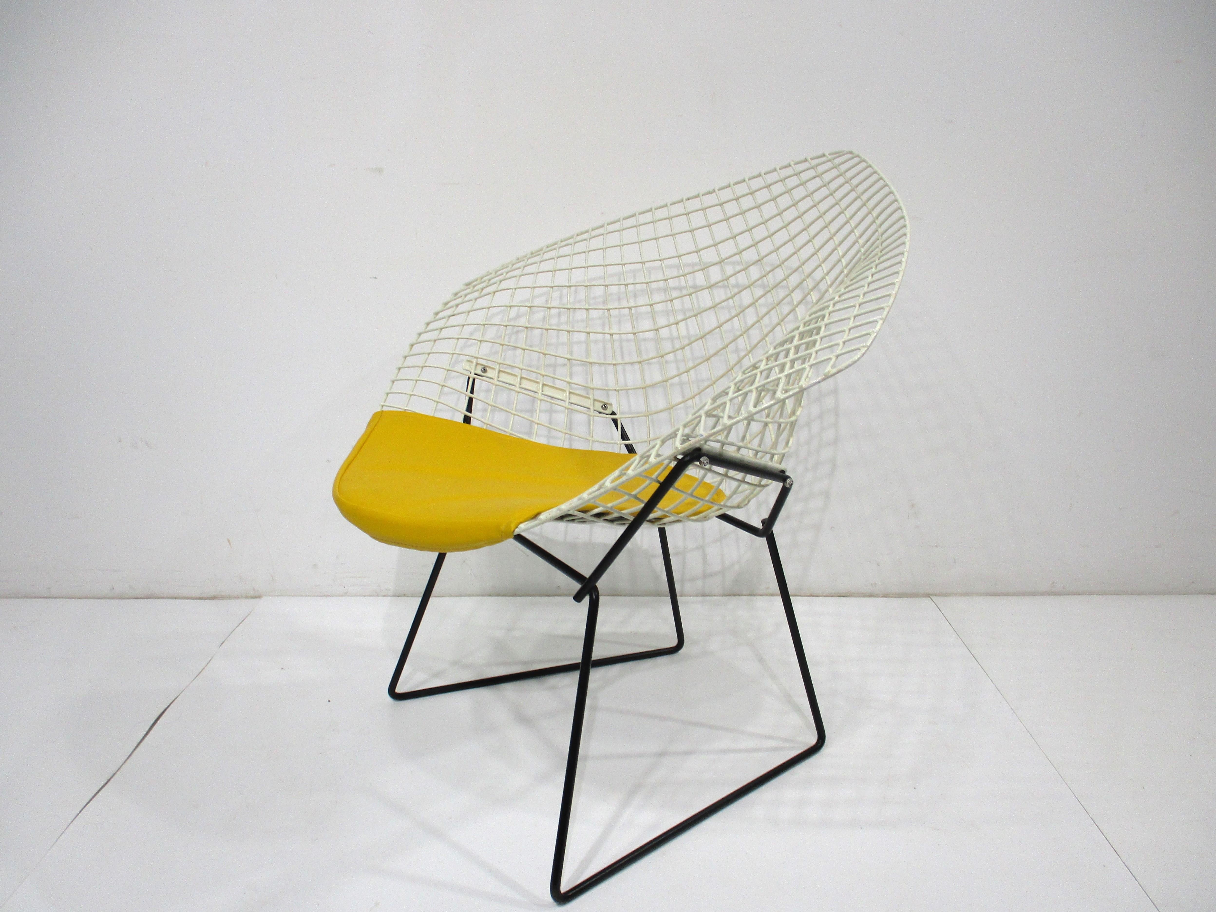 Harry Bertoia White Wire Diamond Lounge Chair for Knoll (B) For Sale 2