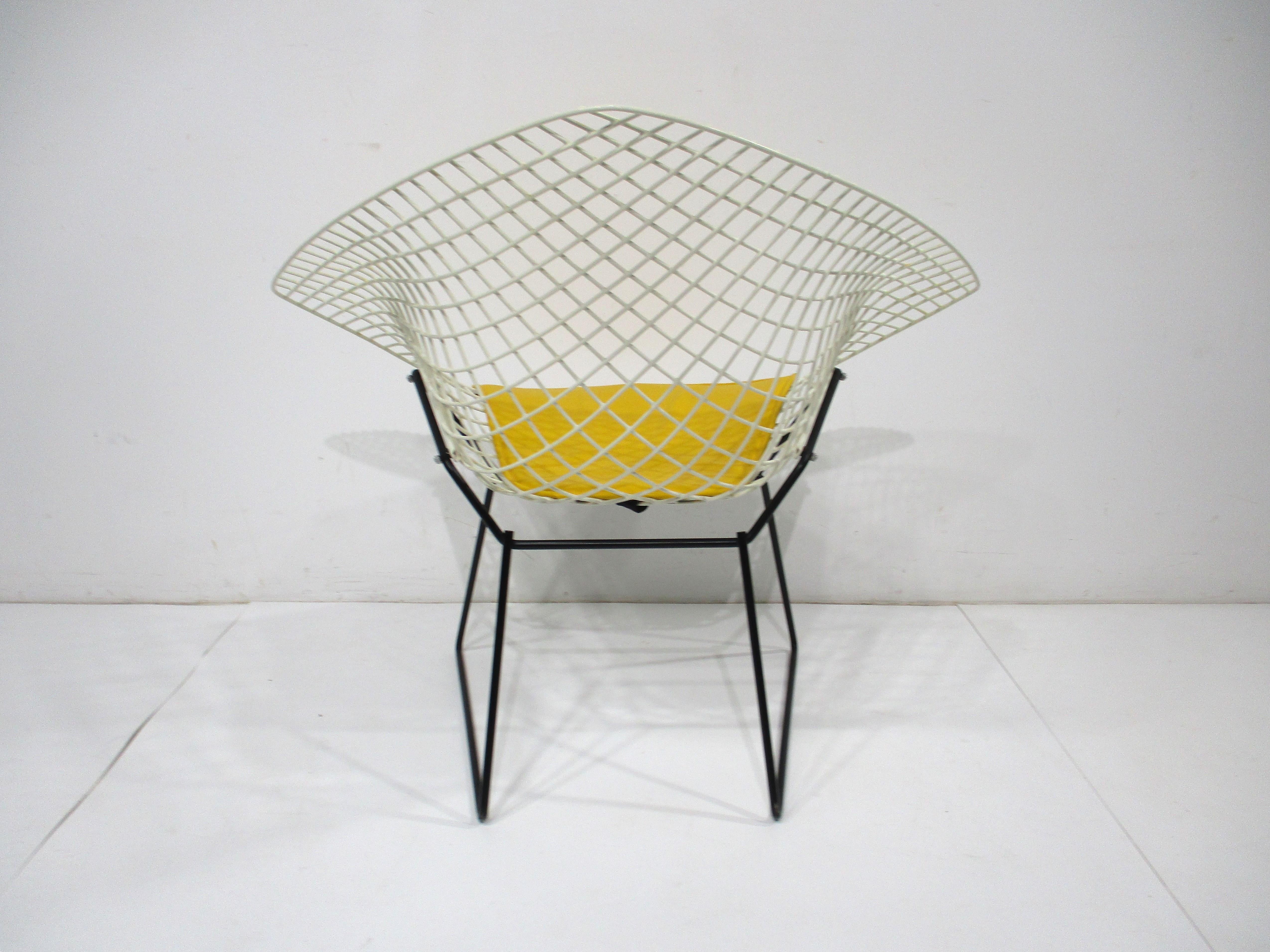 Mid-Century Modern Harry Bertoia White Wire Diamond Lounge Chair for Knoll (B) For Sale