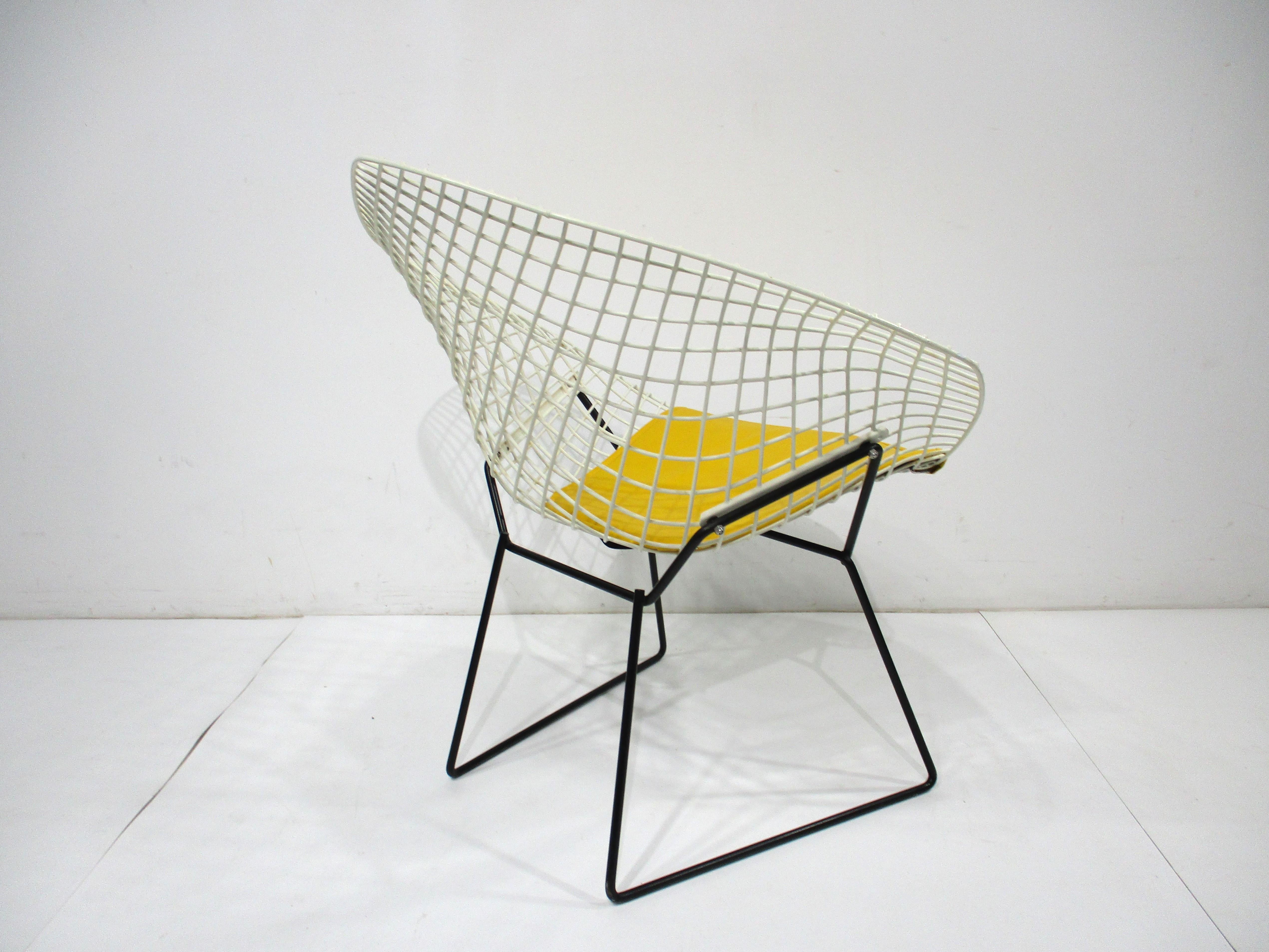 Mid-Century Modern Harry Bertoia White Wire Diamond Lounge Chair for Knoll (B) For Sale